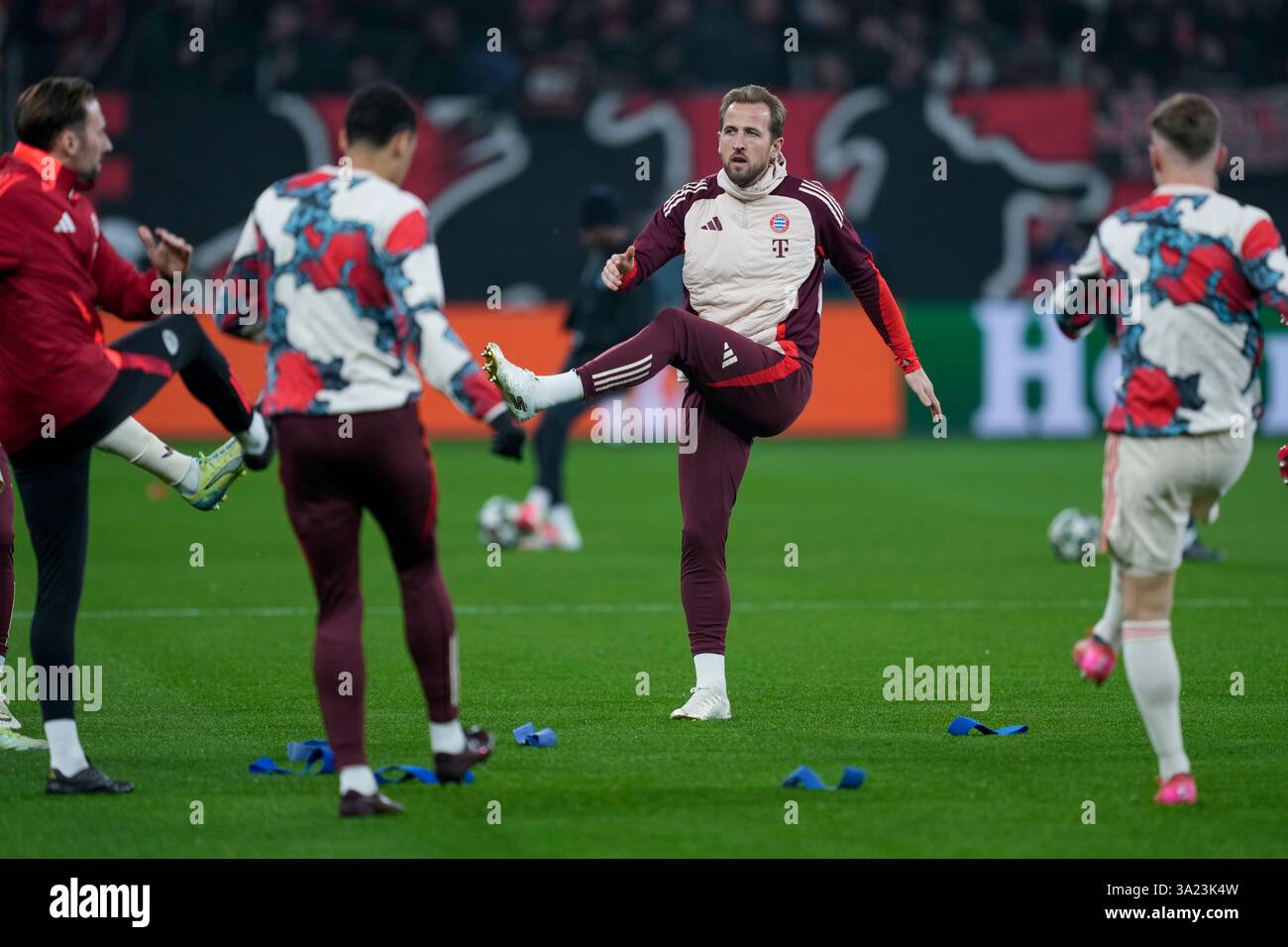 Bayern's Harry Kane, center, warms up before the Champions League round of 16 second leg soccer match between Bayer Leverkusen and Bayern Munich at the BayArena in Leverkusen, Germany, Tuesday, March 11, 2025. (AP Photo/Martin Meissner) Banque D'Images