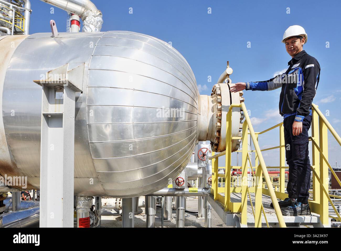 Ingénieur kazakh à l'unité d'isomérisation nouvellement installée à la raffinerie KazMunaiGaz de 140 000 b/j à Pavlodar, ce qui a aidé à insrégénérer la production d'essence. Banque D'Images