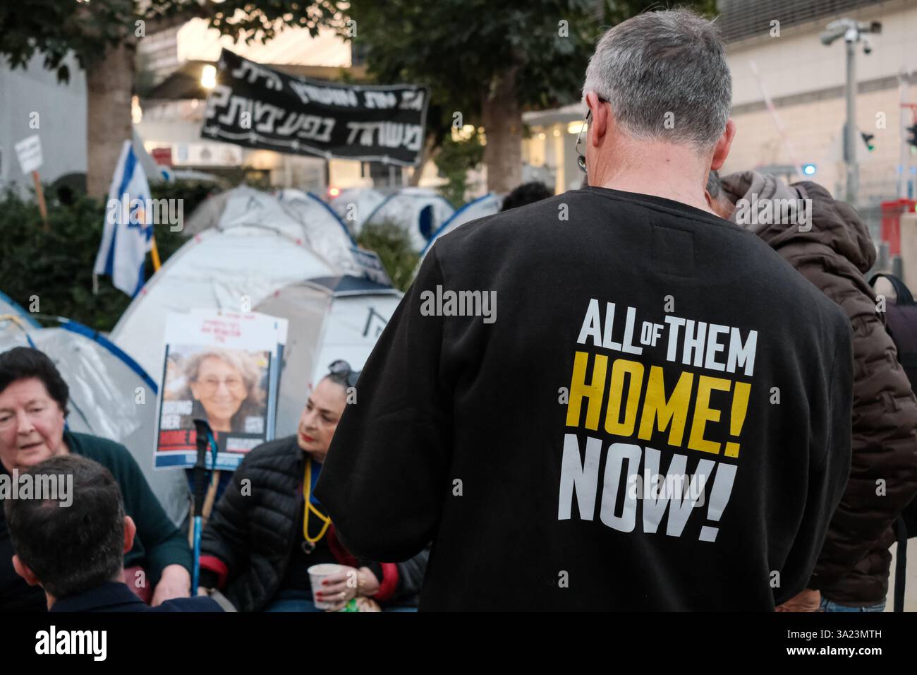 Tel Aviv, Israël. 11 mars 2025. Les familles et les partisans des 59 otages israéliens restants détenus à Gaza protestent à la porte Begin du siège national HaKirya des FDI pour un accord immédiat sur les otages 522 jours après leur captivité et la fin de la guerre. La manifestation fait suite à l'attaque du Hamas du 7 octobre 2023, qui comprenait un barrage de roquettes massif et des hommes armés infiltrant Israël, entraînant le massacre de 1 400 civils et l'enlèvement d'environ 240 personnes, dont des bébés, des enfants et des soldats. De nombreux manifestants tiennent Netanyahou personnellement responsable d'avoir prétendument entravé les négociations Banque D'Images