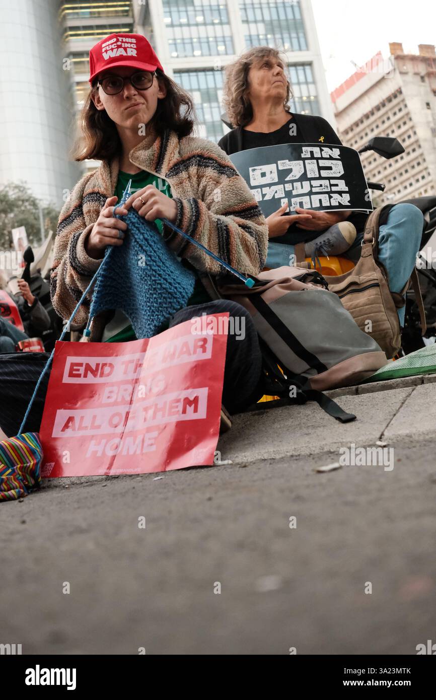 Tel Aviv, Israël. 11 mars 2025. Les familles et les partisans des 59 otages israéliens restants détenus à Gaza protestent à la porte Begin du siège national HaKirya des FDI pour un accord immédiat sur les otages 522 jours après leur captivité et la fin de la guerre. La manifestation fait suite à l'attaque du Hamas du 7 octobre 2023, qui comprenait un barrage de roquettes massif et des hommes armés infiltrant Israël, entraînant le massacre de 1 400 civils et l'enlèvement d'environ 240 personnes, dont des bébés, des enfants et des soldats. De nombreux manifestants tiennent Netanyahou personnellement responsable d'avoir prétendument entravé les négociations Banque D'Images