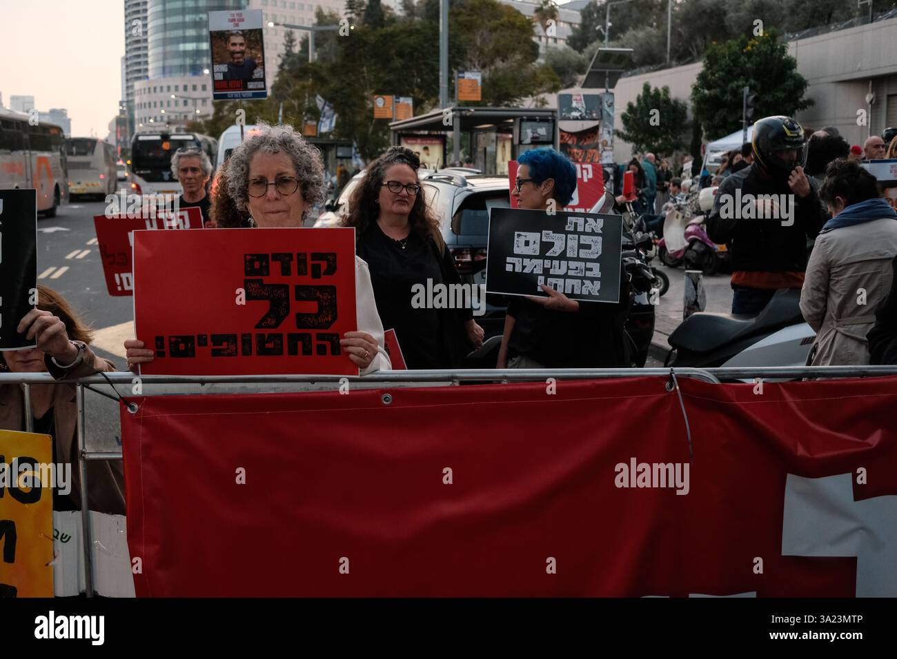 Tel Aviv, Israël. 11 mars 2025. Les familles et les partisans des 59 otages israéliens restants détenus à Gaza protestent à la porte Begin du siège national HaKirya des FDI pour un accord immédiat sur les otages 522 jours après leur captivité et la fin de la guerre. La manifestation fait suite à l'attaque du Hamas du 7 octobre 2023, qui comprenait un barrage de roquettes massif et des hommes armés infiltrant Israël, entraînant le massacre de 1 400 civils et l'enlèvement d'environ 240 personnes, dont des bébés, des enfants et des soldats. De nombreux manifestants tiennent Netanyahou personnellement responsable d'avoir prétendument entravé les négociations Banque D'Images