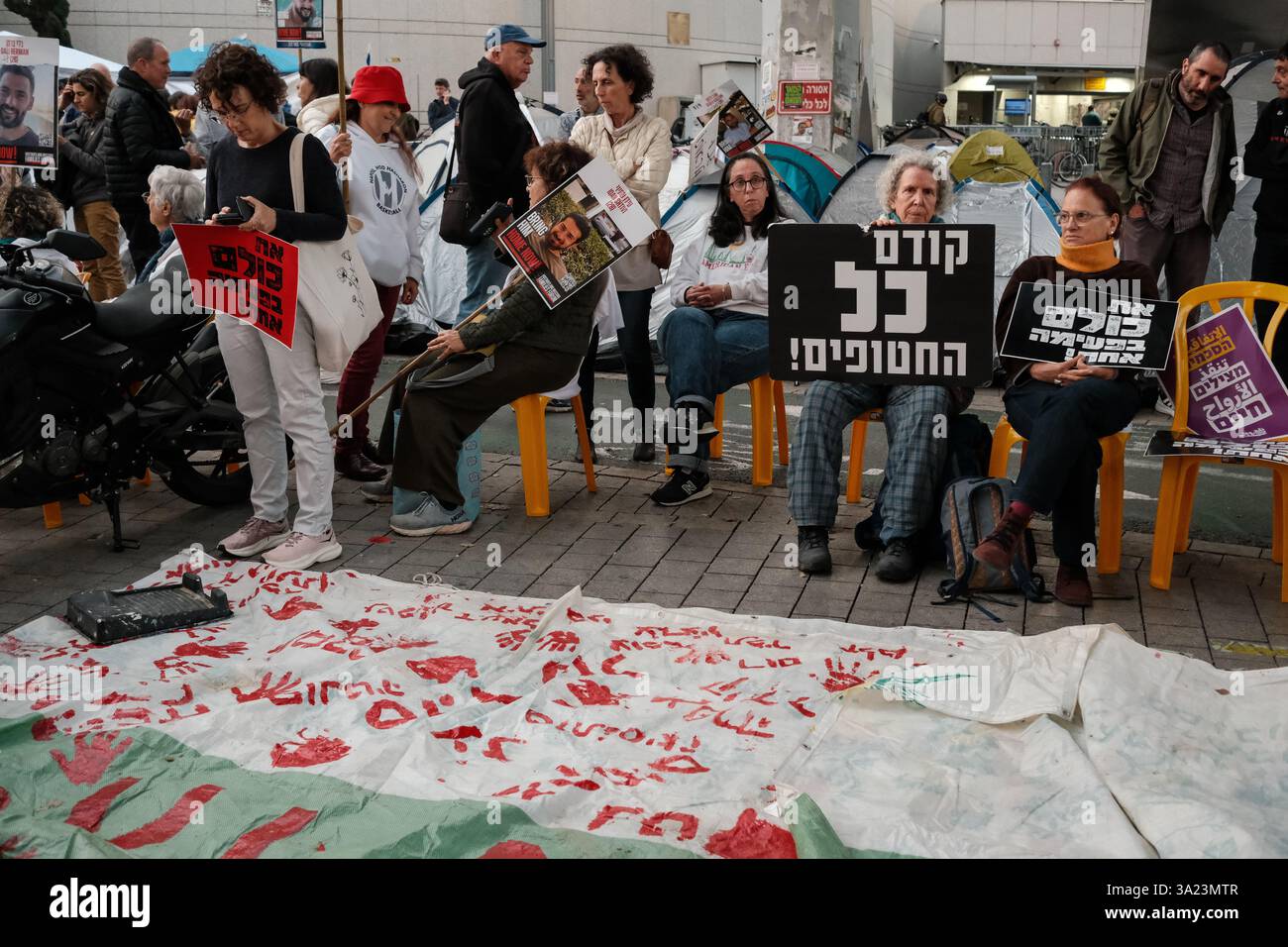 Tel Aviv, Israël. 11 mars 2025. Les familles et les partisans des 59 otages israéliens restants détenus à Gaza protestent à la porte Begin du siège national HaKirya des FDI pour un accord immédiat sur les otages 522 jours après leur captivité et la fin de la guerre. La manifestation fait suite à l'attaque du Hamas du 7 octobre 2023, qui comprenait un barrage de roquettes massif et des hommes armés infiltrant Israël, entraînant le massacre de 1 400 civils et l'enlèvement d'environ 240 personnes, dont des bébés, des enfants et des soldats. De nombreux manifestants tiennent Netanyahou personnellement responsable d'avoir prétendument entravé les négociations Banque D'Images