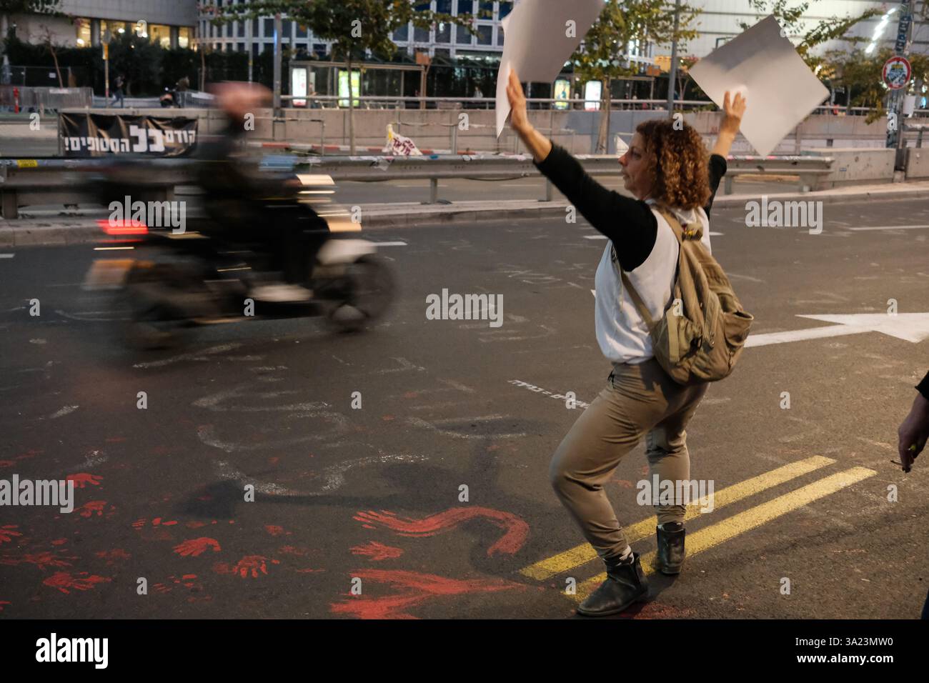 Tel Aviv, Israël. 11 mars 2025. Les familles et les partisans des 59 otages israéliens restants détenus à Gaza protestent à la porte Begin du siège national HaKirya des FDI pour un accord immédiat sur les otages 522 jours après leur captivité et la fin de la guerre. La manifestation fait suite à l'attaque du Hamas du 7 octobre 2023, qui comprenait un barrage de roquettes massif et des hommes armés infiltrant Israël, entraînant le massacre de 1 400 civils et l'enlèvement d'environ 240 personnes, dont des bébés, des enfants et des soldats. De nombreux manifestants tiennent Netanyahou personnellement responsable d'avoir prétendument entravé les négociations Banque D'Images