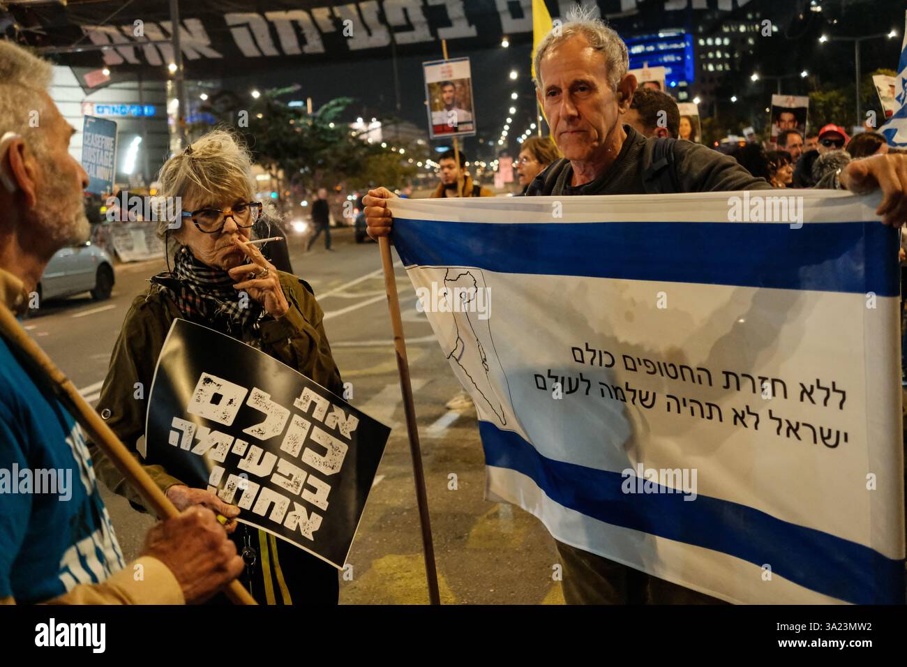 Tel Aviv, Israël. 11 mars 2025. Les familles et les partisans des 59 otages israéliens restants détenus à Gaza protestent à la porte Begin du siège national HaKirya des FDI pour un accord immédiat sur les otages 522 jours après leur captivité et la fin de la guerre. La manifestation fait suite à l'attaque du Hamas du 7 octobre 2023, qui comprenait un barrage de roquettes massif et des hommes armés infiltrant Israël, entraînant le massacre de 1 400 civils et l'enlèvement d'environ 240 personnes, dont des bébés, des enfants et des soldats. De nombreux manifestants tiennent Netanyahou personnellement responsable d'avoir prétendument entravé les négociations Banque D'Images