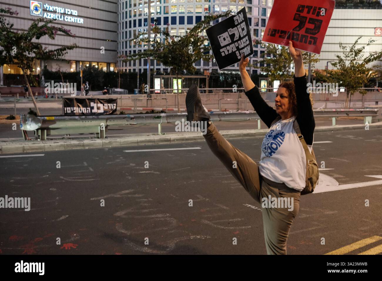 Tel Aviv, Israël. 11 mars 2025. Les familles et les partisans des 59 otages israéliens restants détenus à Gaza protestent à la porte Begin du siège national HaKirya des FDI pour un accord immédiat sur les otages 522 jours après leur captivité et la fin de la guerre. La manifestation fait suite à l'attaque du Hamas du 7 octobre 2023, qui comprenait un barrage de roquettes massif et des hommes armés infiltrant Israël, entraînant le massacre de 1 400 civils et l'enlèvement d'environ 240 personnes, dont des bébés, des enfants et des soldats. De nombreux manifestants tiennent Netanyahou personnellement responsable d'avoir prétendument entravé les négociations Banque D'Images