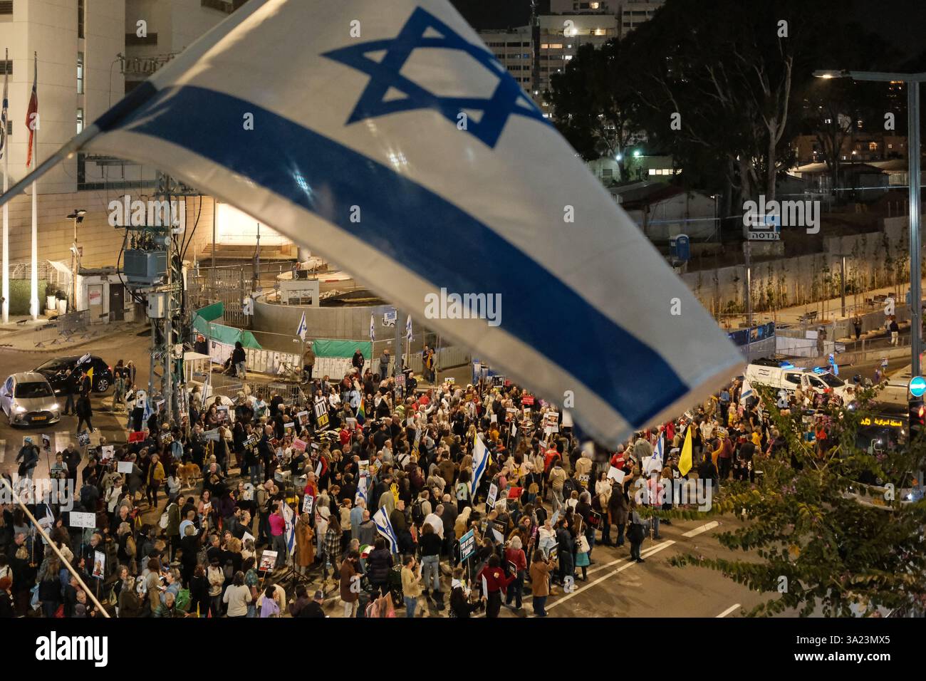 Tel Aviv, Israël. 11 mars 2025. Les familles et les partisans des 59 otages israéliens restants détenus à Gaza protestent à la porte Begin du siège national HaKirya des FDI pour un accord immédiat sur les otages 522 jours après leur captivité et la fin de la guerre. La manifestation fait suite à l'attaque du Hamas du 7 octobre 2023, qui comprenait un barrage de roquettes massif et des hommes armés infiltrant Israël, entraînant le massacre de 1 400 civils et l'enlèvement d'environ 240 personnes, dont des bébés, des enfants et des soldats. De nombreux manifestants tiennent Netanyahou personnellement responsable d'avoir prétendument entravé les négociations Banque D'Images