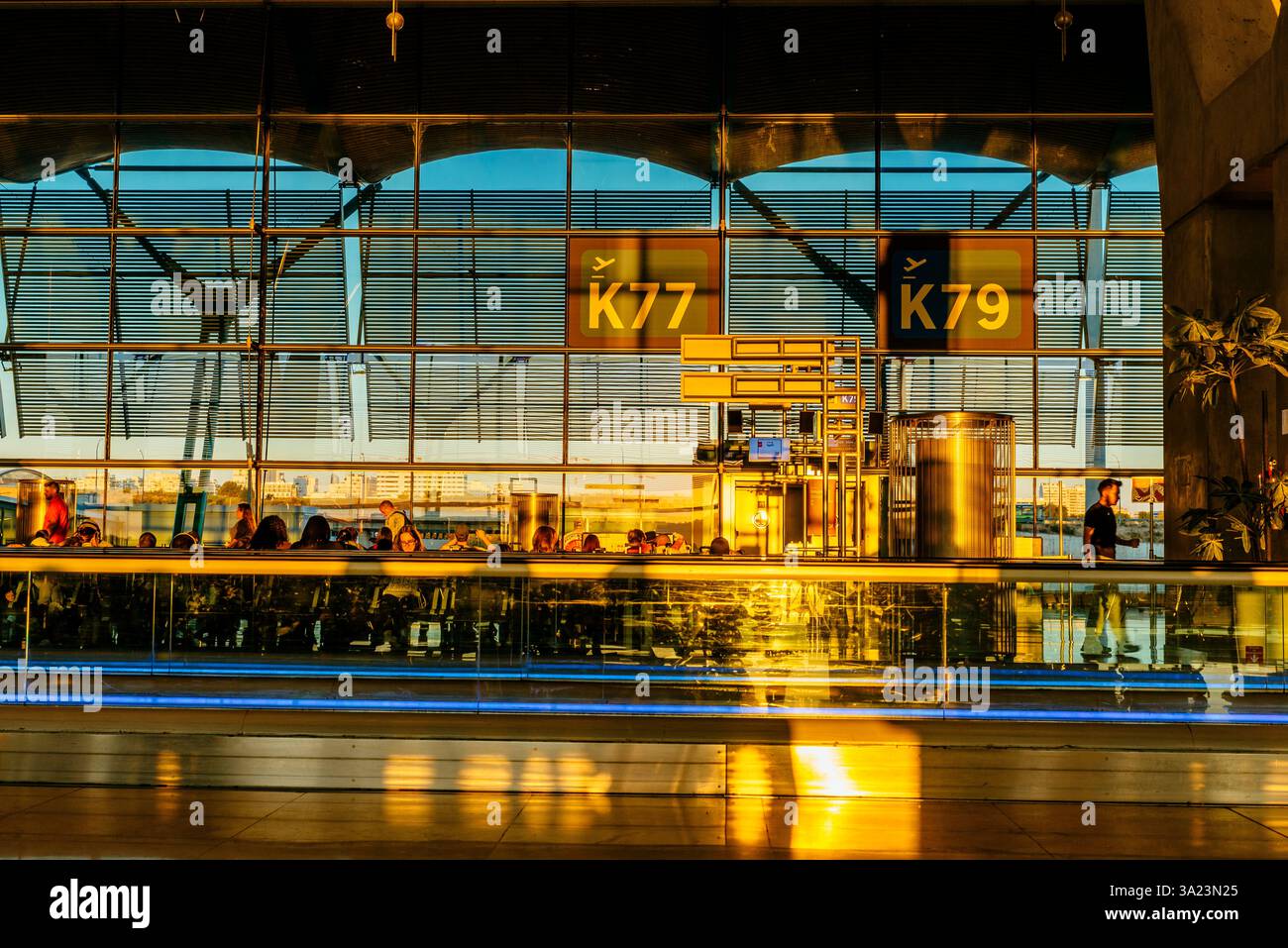 Lever du soleil dans le terminal 4. L'aéroport Adolfo Suárez Madrid-Barajas, communément appelé Aéroport Madrid-Barajas, est le principal aéroport international desservant Madrid Banque D'Images
