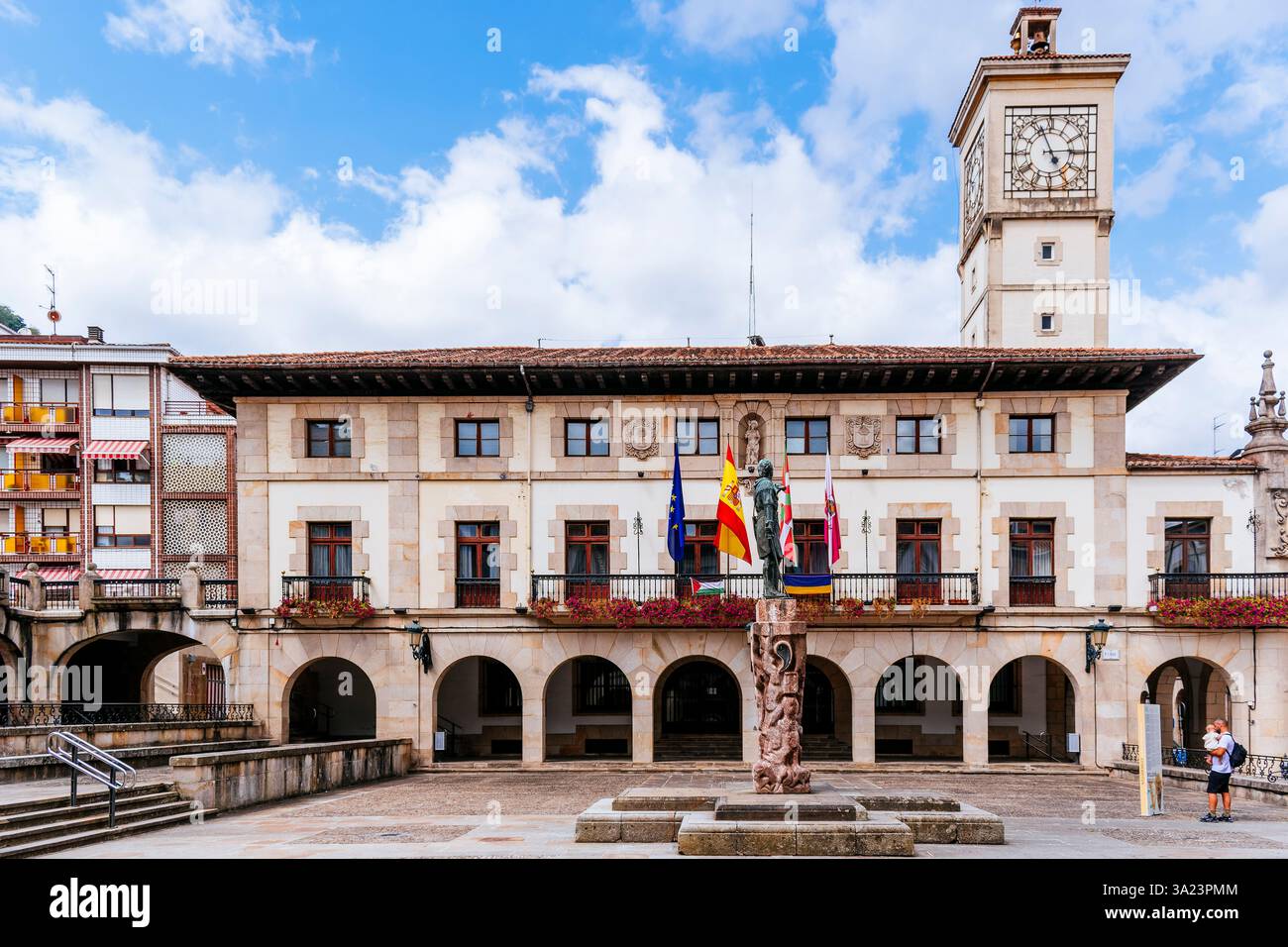 ForU plaza et Gernika-Lumo bâtiment de la mairie. Gernika, Biscaye, pays Basque, Espagne, Europe Banque D'Images