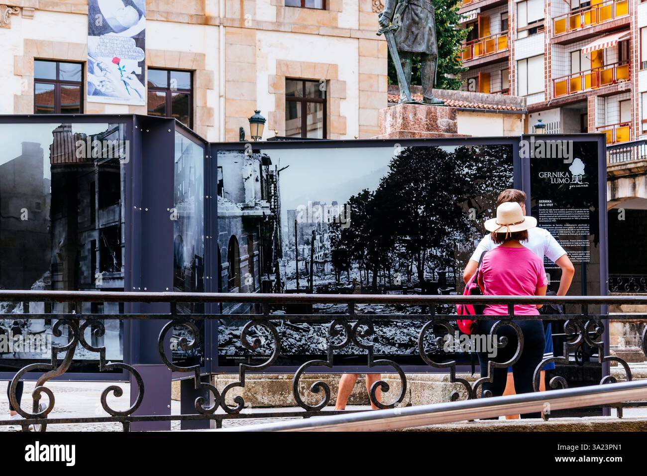 Les gens regardant l'exposition photographique consacrée au bombardement de Gernika. Foru plaza. Gernika, Biscaye, pays Basque, Espagne, Europe Banque D'Images