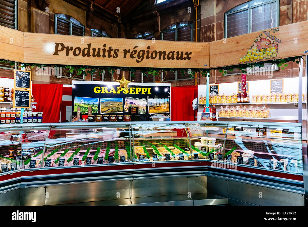 Stand de marché à Colmar vendant des produits régionaux. Colmar, Colmar-Ribeauvillé, Haut-Rhin, France, Europe Banque D'Images