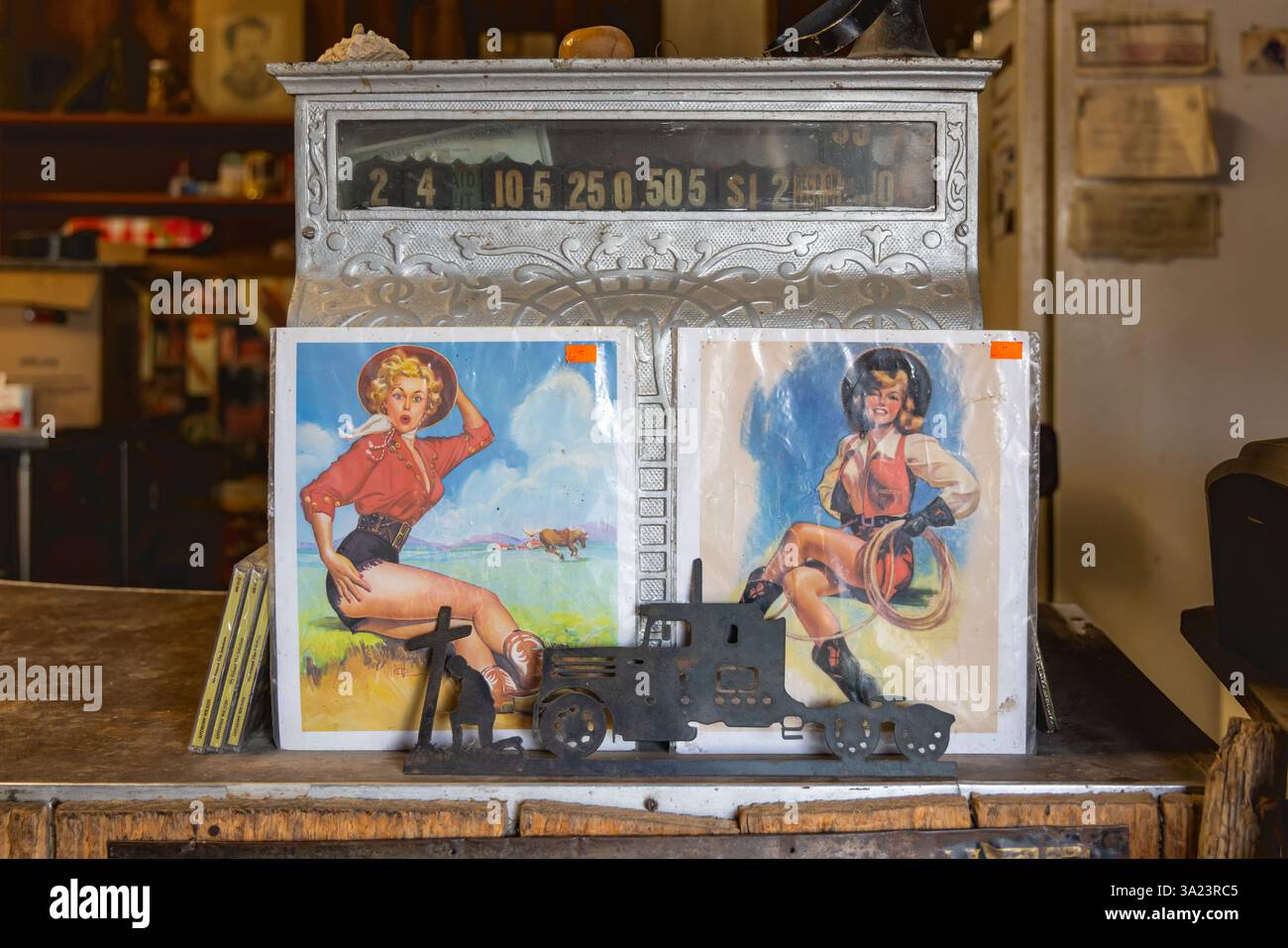 Rosston, Texas, États-Unis. 1er décembre 2024. Cartes postales vintage de filles de vache pin-up dans un magasin de campagne au Texas. Banque D'Images