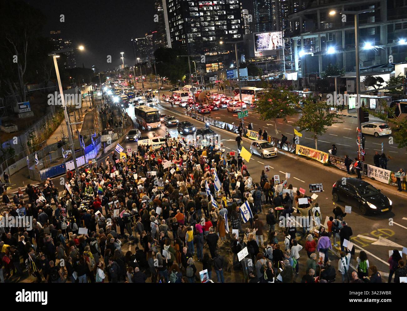 Tel Aviv, États-Unis. 11 mars 2025. Les gens manifestent devant le ministère israélien de la Défense à tel Aviv pour que le premier ministre israélien Benjamin Netanyahu entre dans la deuxième phase de l’accord de cessez-le-feu et la libération des otages détenus par le Hamas à Gaza le mardi 11 mars 2025. Photo de Debbie Hill/ crédit : UPI/Alamy Live News Banque D'Images