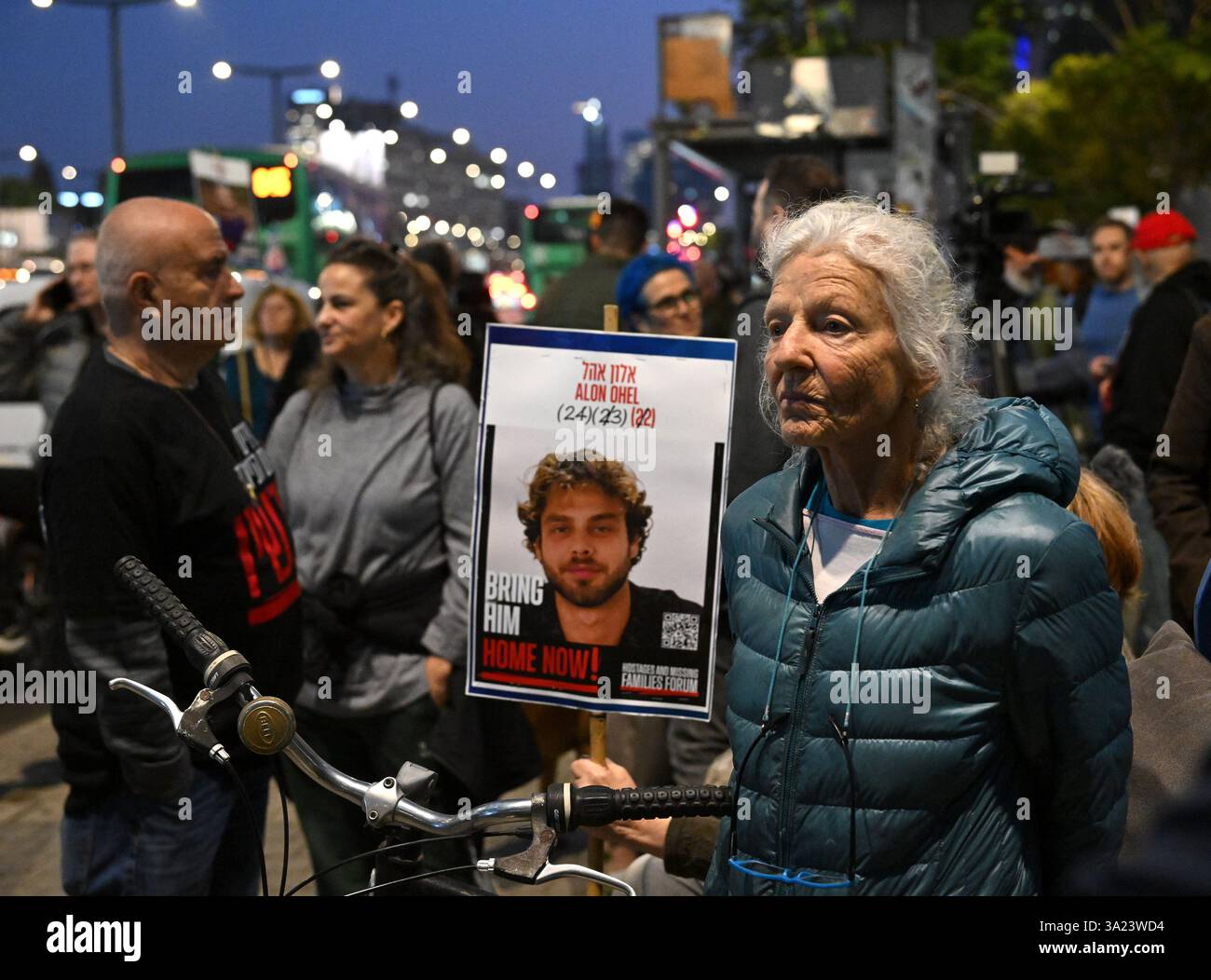 Tel Aviv, États-Unis. 11 mars 2025. Les gens manifestent devant le ministère israélien de la Défense à tel Aviv pour que le premier ministre israélien Benjamin Netanyahu entre dans la deuxième phase de l’accord de cessez-le-feu et la libération des otages détenus par le Hamas à Gaza le mardi 11 mars 2025. Photo de Debbie Hill/ crédit : UPI/Alamy Live News Banque D'Images