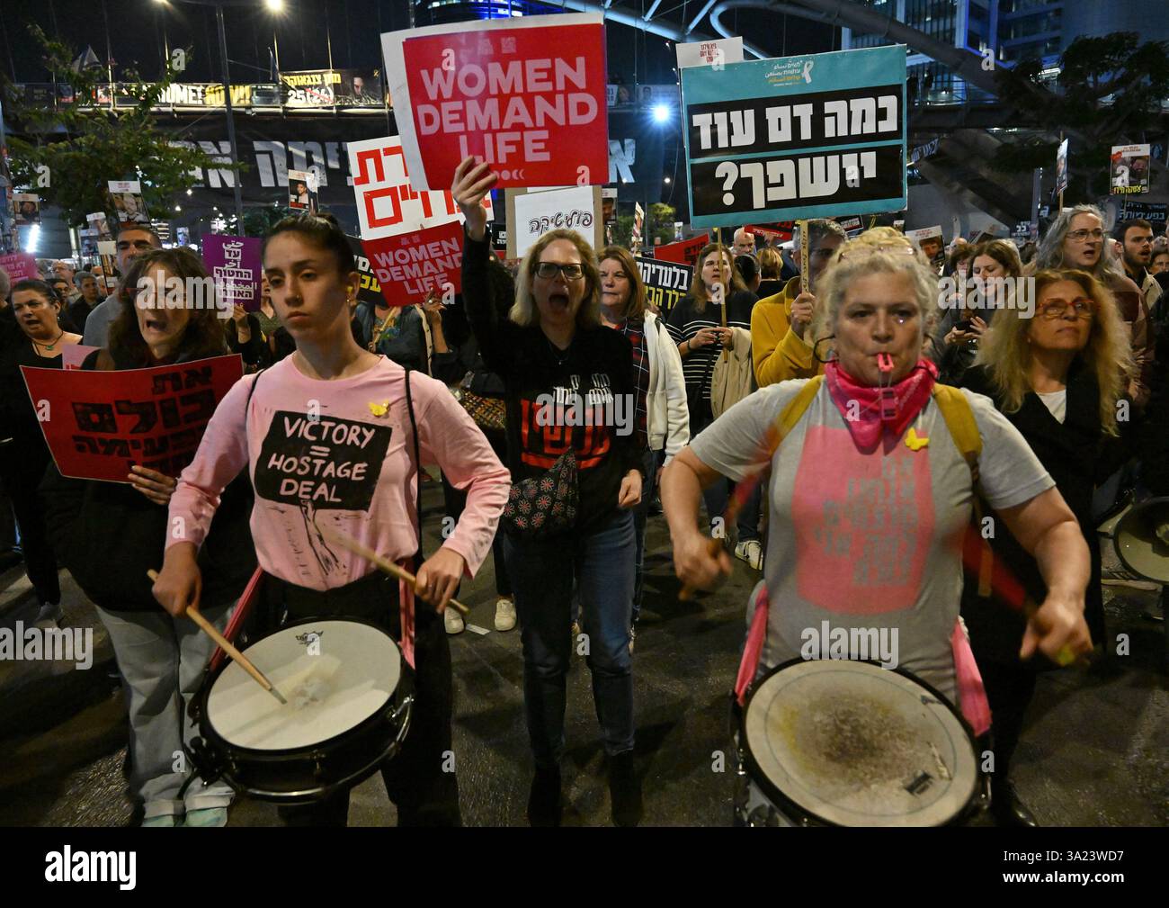Tel Aviv, États-Unis. 11 mars 2025. Les gens manifestent devant le ministère israélien de la Défense à tel Aviv pour que le premier ministre israélien Benjamin Netanyahu entre dans la deuxième phase de l’accord de cessez-le-feu et la libération des otages détenus par le Hamas à Gaza le mardi 11 mars 2025. Photo de Debbie Hill/ crédit : UPI/Alamy Live News Banque D'Images