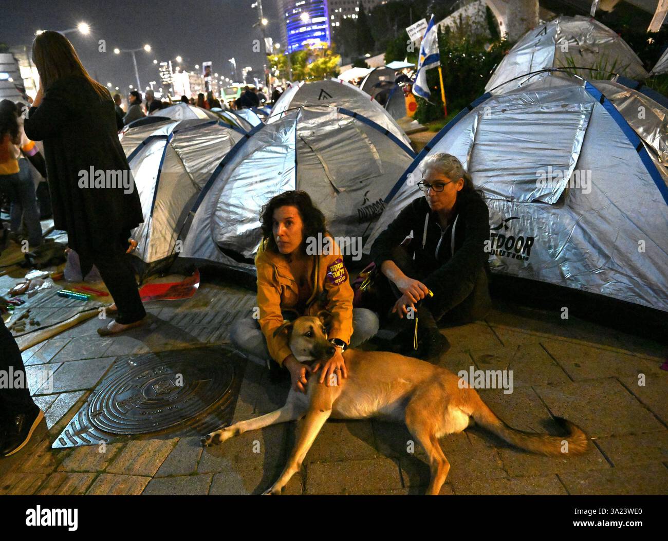 Tel Aviv, États-Unis. 11 mars 2025. Les gens sont assis dans un campement de tente de protestation devant le ministère israélien de la Défense à tel Aviv, appelant le premier ministre israélien Benjamin Netanyahu à entrer dans la deuxième phase de l’accord de cessez-le-feu et la libération des otages détenus par le Hamas à Gaza le mardi 11 mars 2025. Photo de Debbie Hill/ crédit : UPI/Alamy Live News Banque D'Images