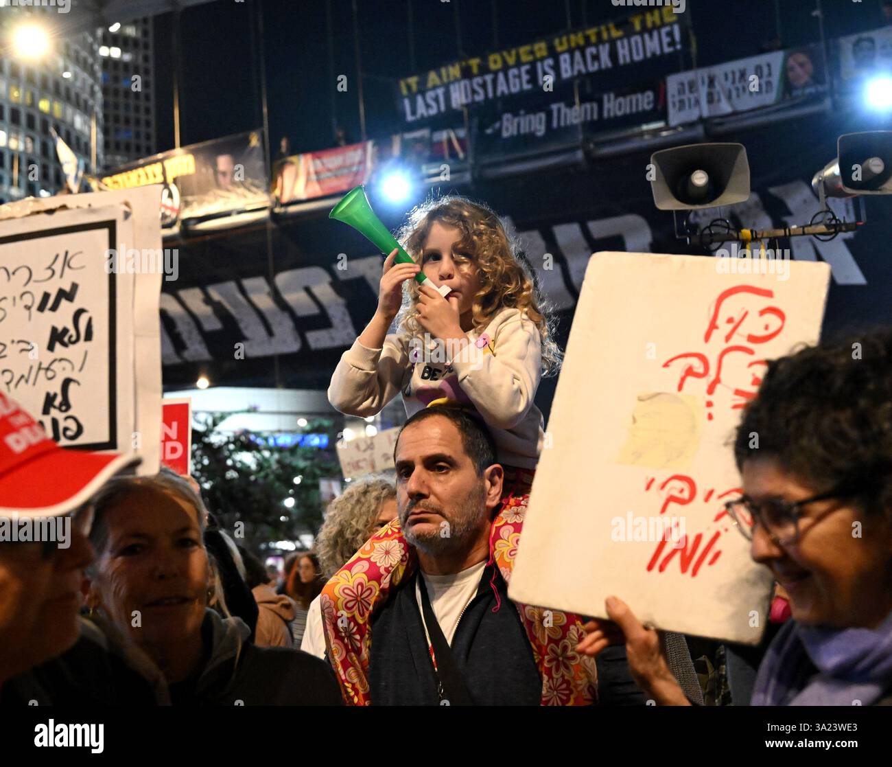 Tel Aviv, États-Unis. 11 mars 2025. Les gens manifestent devant le ministère israélien de la Défense à tel Aviv pour que le premier ministre israélien Benjamin Netanyahu entre dans la deuxième phase de l’accord de cessez-le-feu et la libération des otages détenus par le Hamas à Gaza le mardi 11 mars 2025. Photo de Debbie Hill/ crédit : UPI/Alamy Live News Banque D'Images