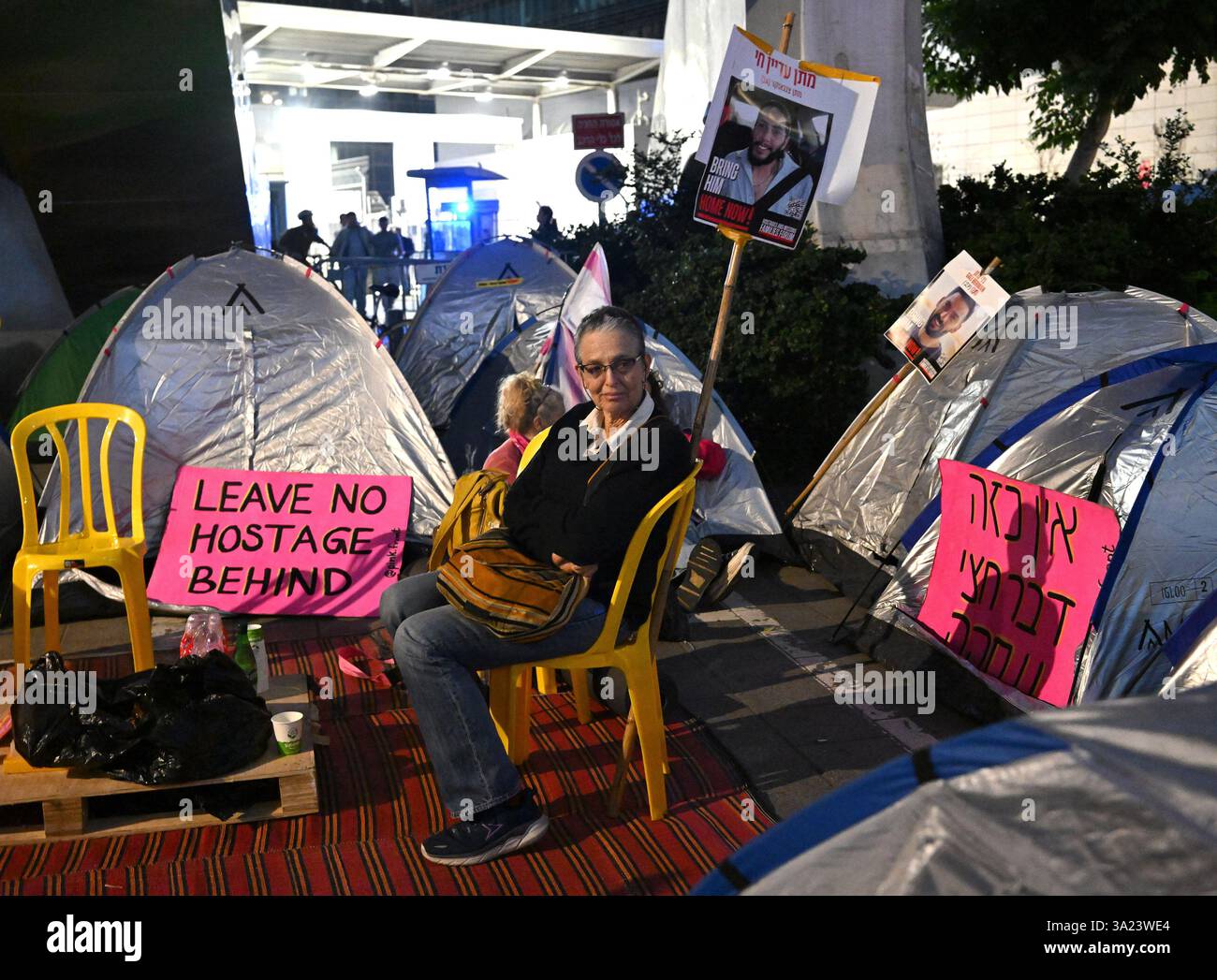 Tel Aviv, États-Unis. 11 mars 2025. Les gens sont assis dans un campement de tente de protestation devant le ministère israélien de la Défense à tel Aviv, appelant le premier ministre israélien Benjamin Netanyahu à entrer dans la deuxième phase de l’accord de cessez-le-feu et la libération des otages détenus par le Hamas à Gaza le mardi 11 mars 2025. Photo de Debbie Hill/ crédit : UPI/Alamy Live News Banque D'Images
