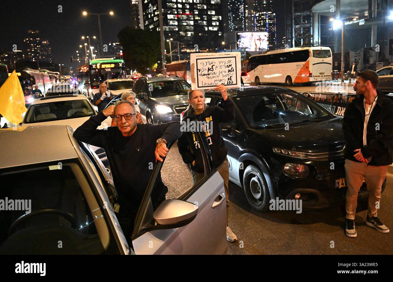 Tel Aviv, États-Unis. 11 mars 2025. Les gens attendent à l’extérieur de leurs voitures alors que les manifestants bloquent la circulation devant le ministère israélien de la Défense à tel Aviv, appelant le premier ministre israélien Benjamin Netanyahu à entrer dans la deuxième phase de l’accord de cessez-le-feu sur les otages et la libération des otages détenus par le Hamas à Gaza le mardi 11 mars 2025. Photo de Debbie Hill/ crédit : UPI/Alamy Live News Banque D'Images