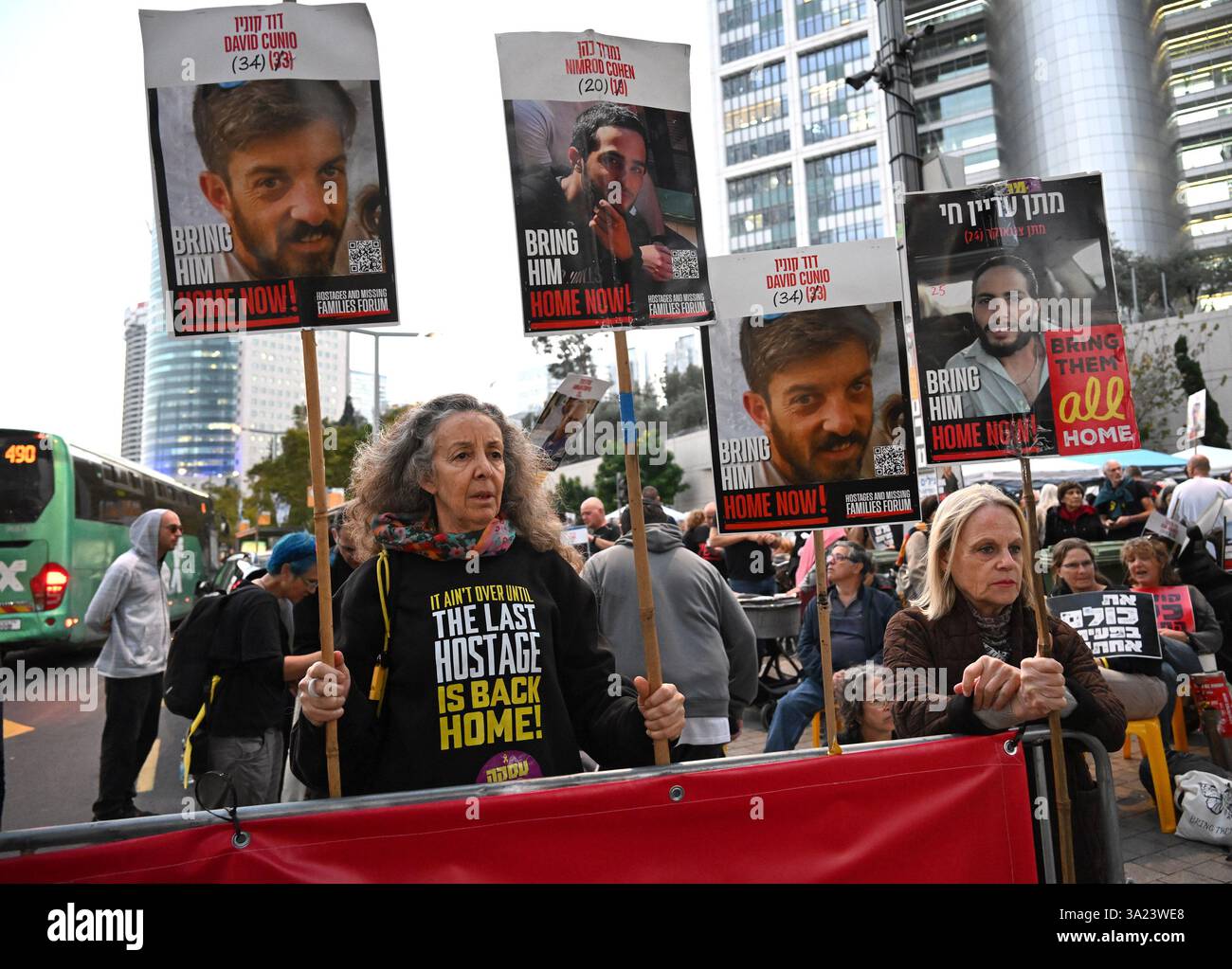 Tel Aviv, États-Unis. 11 mars 2025. Les gens manifestent devant le ministère israélien de la Défense à tel Aviv pour que le premier ministre israélien Benjamin Netanyahu entre dans la deuxième phase de l’accord de cessez-le-feu et la libération des otages détenus par le Hamas à Gaza le mardi 11 mars 2025. Photo de Debbie Hill/ crédit : UPI/Alamy Live News Banque D'Images