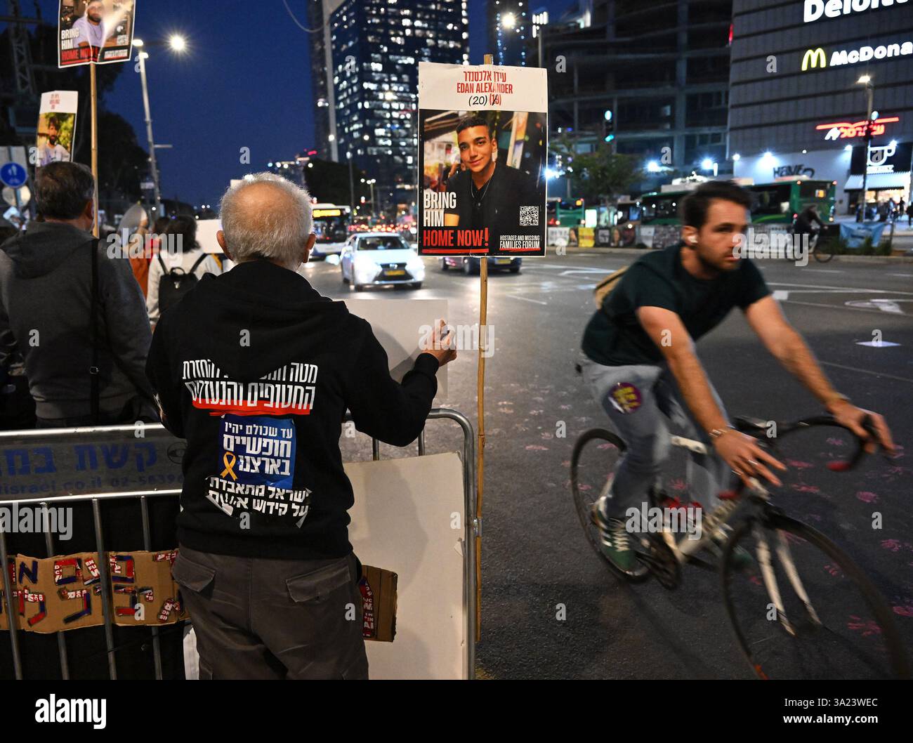 Tel Aviv, États-Unis. 11 mars 2025. Les gens manifestent devant le ministère israélien de la Défense à tel Aviv pour que le premier ministre israélien Benjamin Netanyahu entre dans la deuxième phase de l’accord de cessez-le-feu et la libération des otages détenus par le Hamas à Gaza le mardi 11 mars 2025. Photo de Debbie Hill/ crédit : UPI/Alamy Live News Banque D'Images