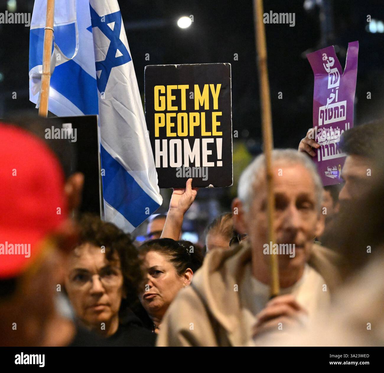 Tel Aviv, États-Unis. 11 mars 2025. Les gens manifestent devant le ministère israélien de la Défense à tel Aviv pour que le premier ministre israélien Benjamin Netanyahu entre dans la deuxième phase de l’accord de cessez-le-feu et la libération des otages détenus par le Hamas à Gaza le mardi 11 mars 2025. Photo de Debbie Hill/ crédit : UPI/Alamy Live News Banque D'Images