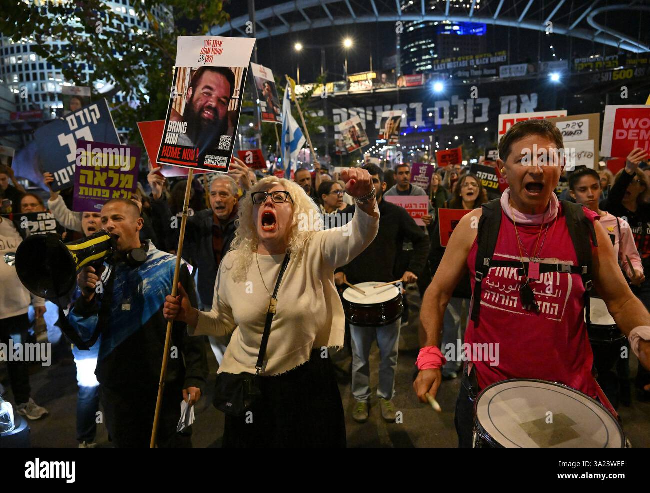 Tel Aviv, États-Unis. 11 mars 2025. Les gens manifestent devant le ministère israélien de la Défense à tel Aviv pour que le premier ministre israélien Benjamin Netanyahu entre dans la deuxième phase de l’accord de cessez-le-feu et la libération des otages détenus par le Hamas à Gaza le mardi 11 mars 2025. Photo de Debbie Hill/ crédit : UPI/Alamy Live News Banque D'Images