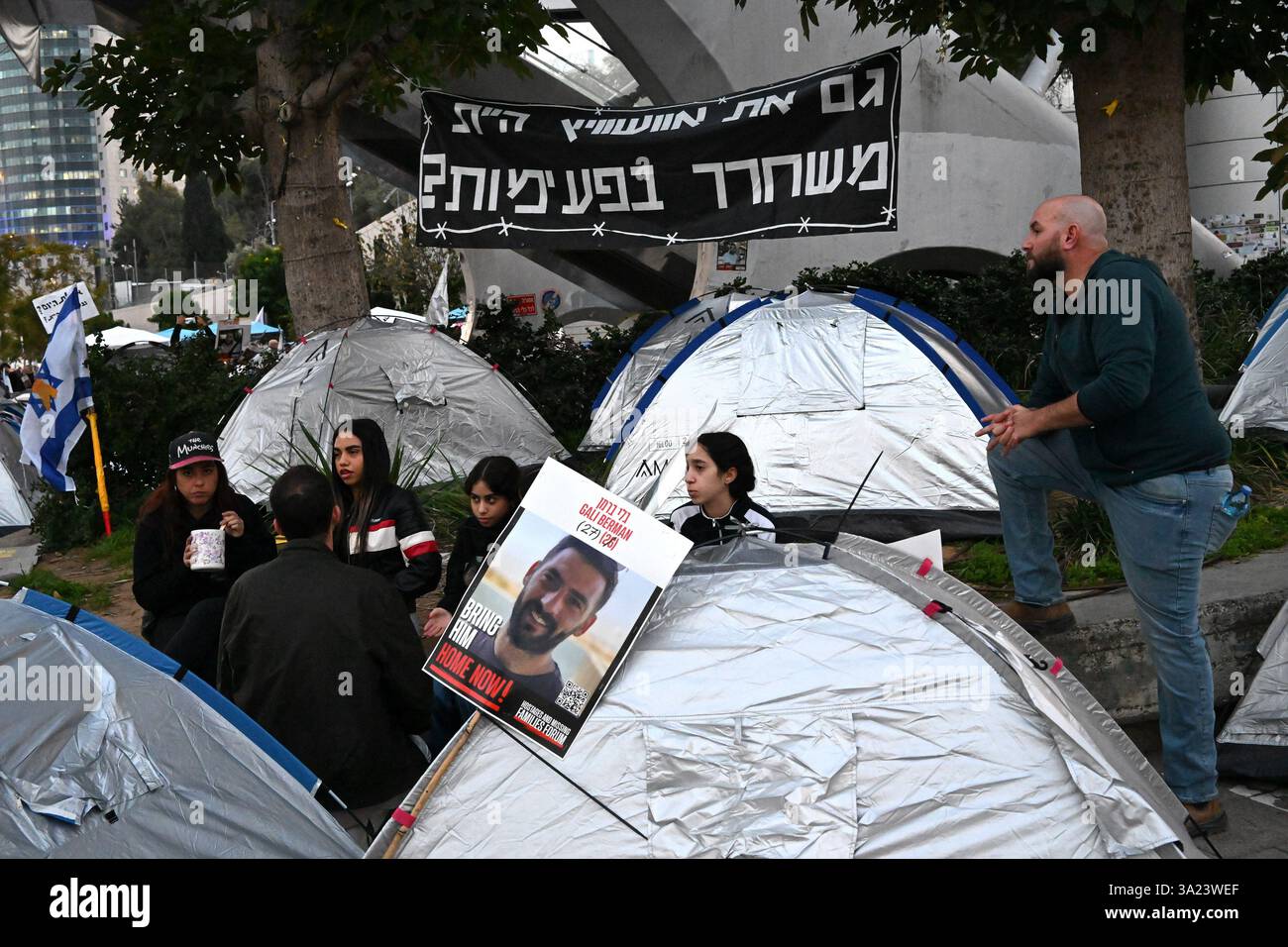 Tel Aviv, États-Unis. 11 mars 2025. Les gens sont assis dans un campement de tente de protestation devant le ministère israélien de la Défense à tel Aviv, appelant le premier ministre israélien Benjamin Netanyahu à entrer dans la deuxième phase de l’accord de cessez-le-feu et la libération des otages détenus par le Hamas à Gaza le mardi 11 mars 2025. Photo de Debbie Hill/ crédit : UPI/Alamy Live News Banque D'Images