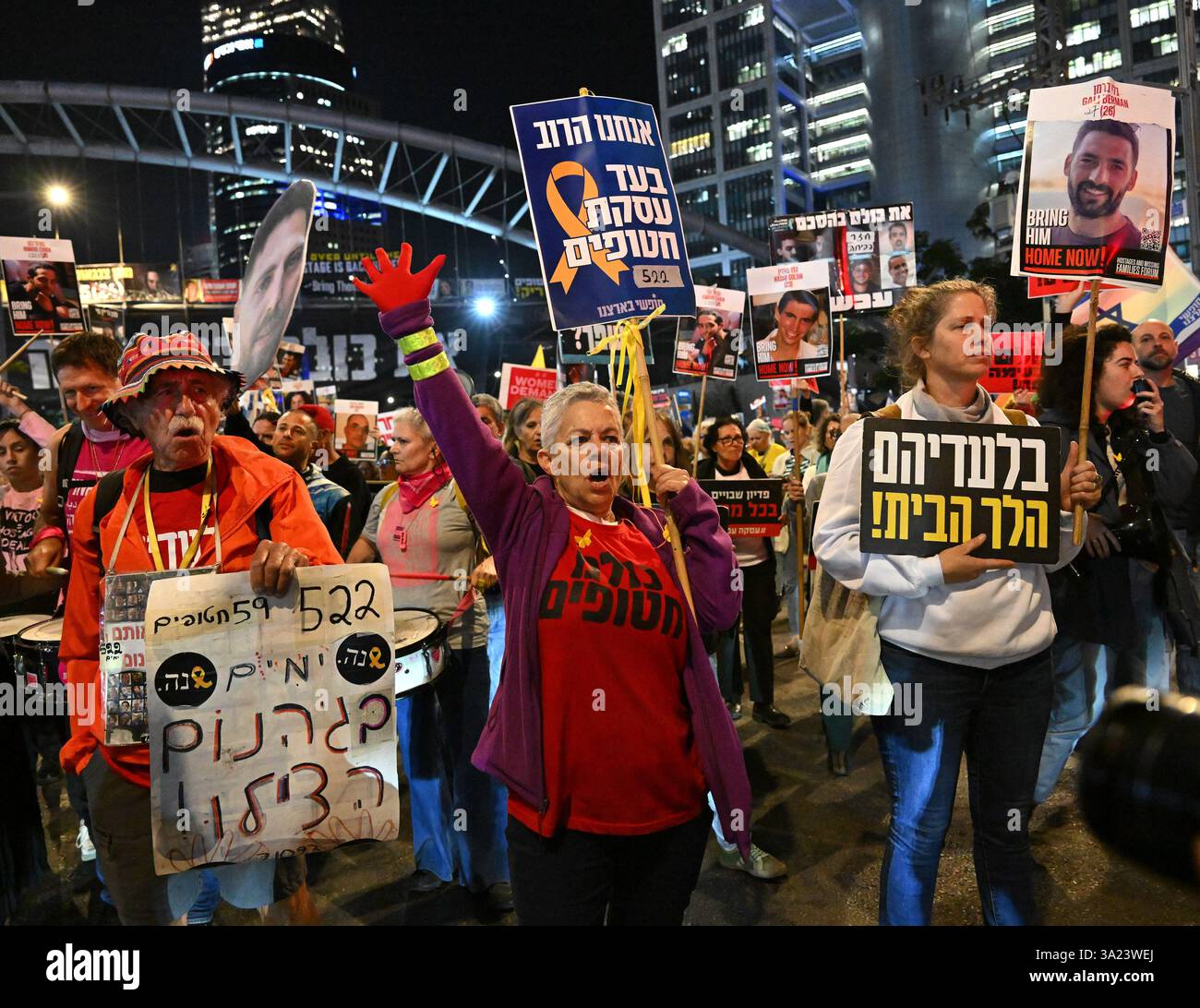Tel Aviv, États-Unis. 11 mars 2025. Les gens manifestent devant le ministère israélien de la Défense à tel Aviv pour que le premier ministre israélien Benjamin Netanyahu entre dans la deuxième phase de l’accord de cessez-le-feu et la libération des otages détenus par le Hamas à Gaza le mardi 11 mars 2025. Photo de Debbie Hill/ crédit : UPI/Alamy Live News Banque D'Images