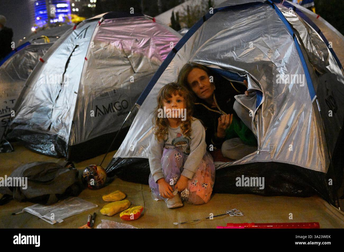 Tel Aviv, États-Unis. 11 mars 2025. Une mère et sa fille restent dans un campement de tente de protestation devant le ministère israélien de la Défense à tel Aviv, appelant le premier ministre israélien Benjamin Netanyahu à entrer dans la deuxième phase de l’accord de cessez-le-feu et la libération des otages détenus par le Hamas à Gaza le mardi 11 mars 2025. Photo de Debbie Hill/ crédit : UPI/Alamy Live News Banque D'Images
