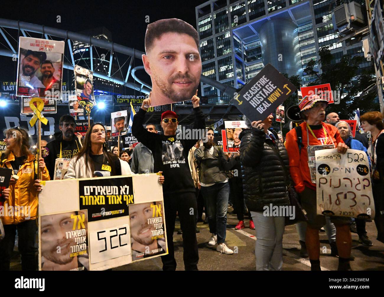 Tel Aviv, États-Unis. 11 mars 2025. Les gens manifestent devant le ministère israélien de la Défense à tel Aviv pour que le premier ministre israélien Benjamin Netanyahu entre dans la deuxième phase de l’accord de cessez-le-feu et la libération des otages détenus par le Hamas à Gaza le mardi 11 mars 2025. Photo de Debbie Hill/ crédit : UPI/Alamy Live News Banque D'Images
