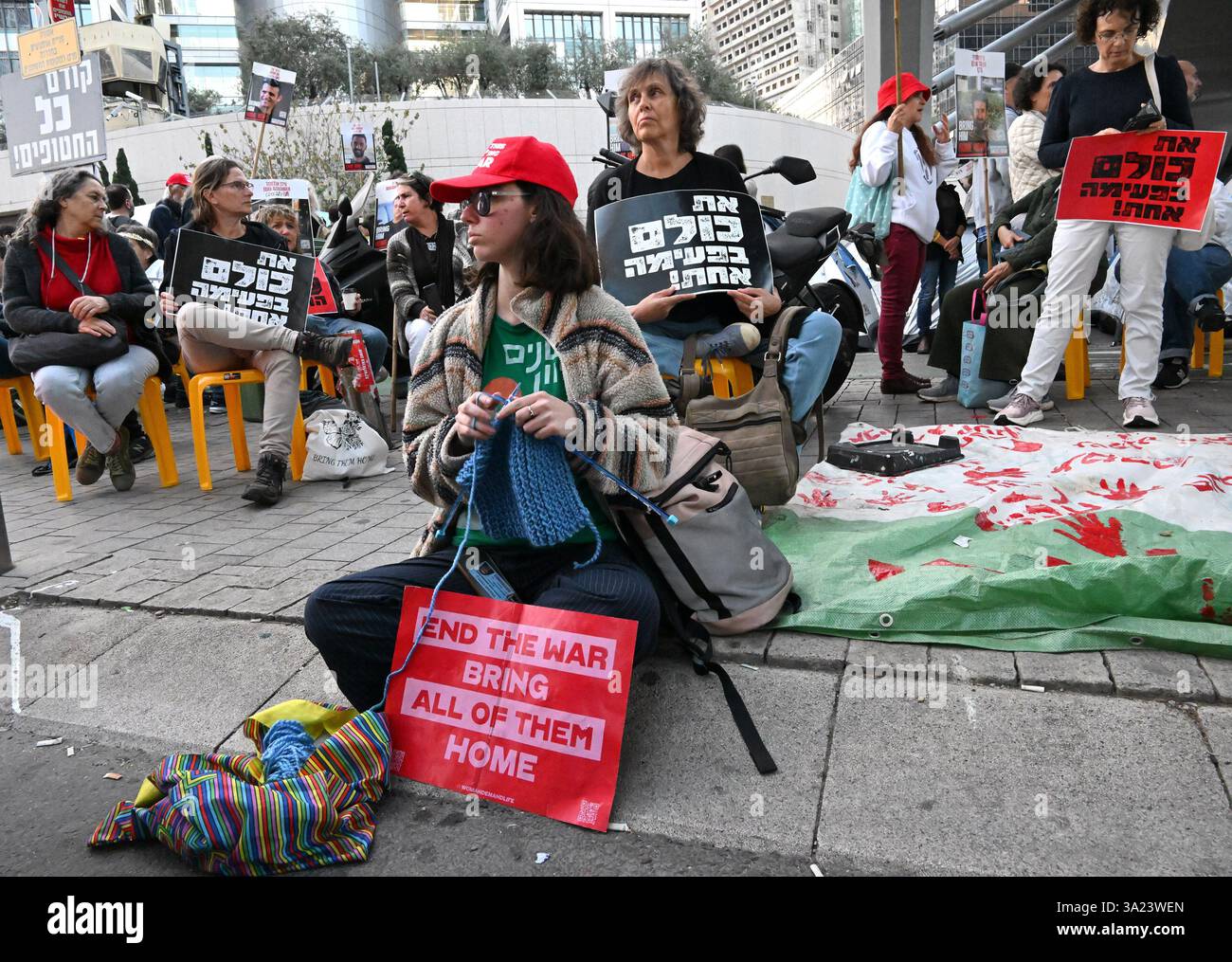 Tel Aviv, États-Unis. 11 mars 2025. Les gens manifestent devant le ministère israélien de la Défense à tel Aviv pour que le premier ministre israélien Benjamin Netanyahu entre dans la deuxième phase de l’accord de cessez-le-feu et la libération des otages détenus par le Hamas à Gaza le mardi 11 mars 2025. Photo de Debbie Hill/ crédit : UPI/Alamy Live News Banque D'Images
