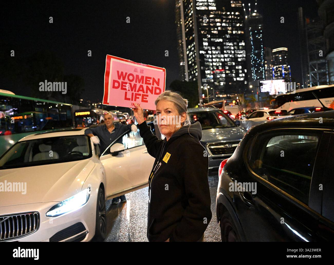 Tel Aviv, États-Unis. 11 mars 2025. Les gens manifestent devant le ministère israélien de la Défense à tel Aviv pour que le premier ministre israélien Benjamin Netanyahu entre dans la deuxième phase de l’accord de cessez-le-feu et la libération des otages détenus par le Hamas à Gaza le mardi 11 mars 2025. Photo de Debbie Hill/ crédit : UPI/Alamy Live News Banque D'Images