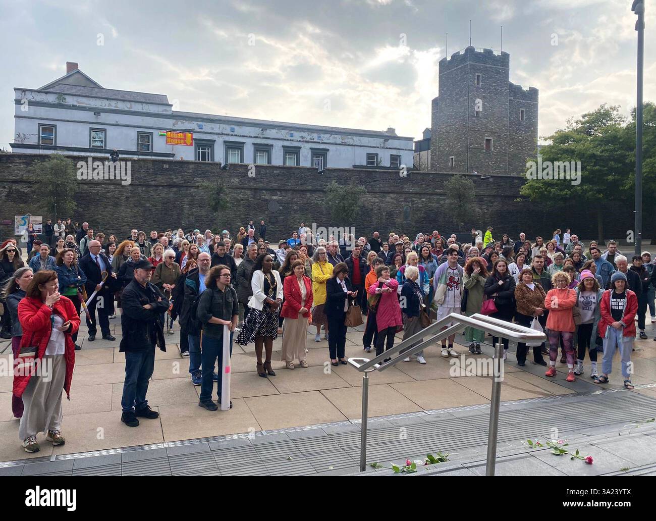 People at an end violence Against Women Vigile à Guildhall Square à Londonderry après le meurtre de deux femmes à Co Derry ces dernières semaines - Sophie Watson et Montserrat Martorell. Date de la photo : jeudi 29 août 2024. Banque D'Images