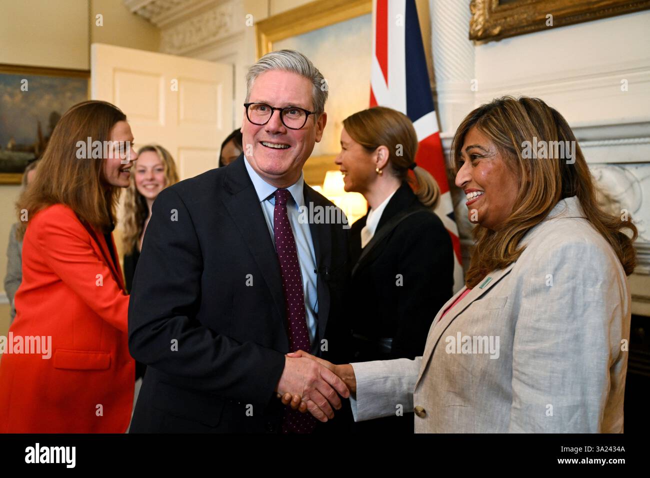 Le premier ministre Sir Keir Starmer serre la main de la professeure Farah Bhatti, la première chirurgienne cardiaque consultante au pays de Galles, lors d'une réception organisée à l'intérieur du 10 Downing Street, à Londres, à l'occasion de la Journée internationale de la femme. Date de la photo : mardi 11 mars 2025. Banque D'Images