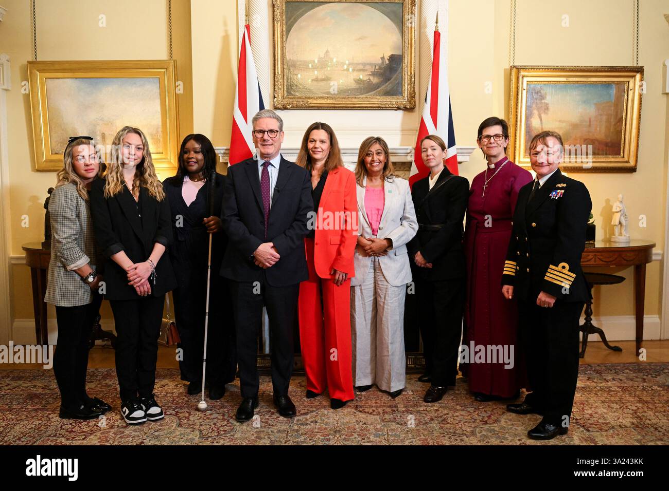 Le premier ministre Sir Keir Starmer et son épouse Victoria Starmer (cinquième à partir de la gauche) posent pour une photo avec (de gauche à droite) Kayleigh et sa fille Kaitlyn - une élève de 10 ans qui a commencé la première équipe de football féminin de son école, Jessikah Inaba, première avocate noire et aveugle du Royaume-Uni, le professeur Farah Bhatti, la première femme chirurgienne cardiaque consultante au pays de Galles, Anna Maxwell Martin, actrice double lauréate BAFTA, Bishop Libby Lane de Derby et Charlie Yemm, la première femme à commander un navire de guerre opérationnel de la marine britannique, lors d'une réception de la Journée internationale de la femme au 10 Downing Street à Londres. Photo da Banque D'Images