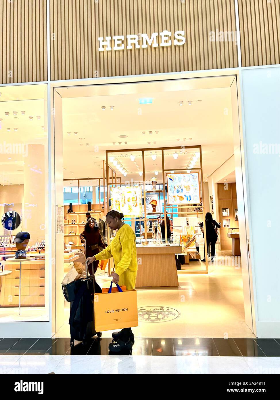 Aéroport de Roissy, Paris, France, boutiques de luxe dans le centre commercial, femme aéroport shopping, Hermès - Image de stock capturée avec un smartphone