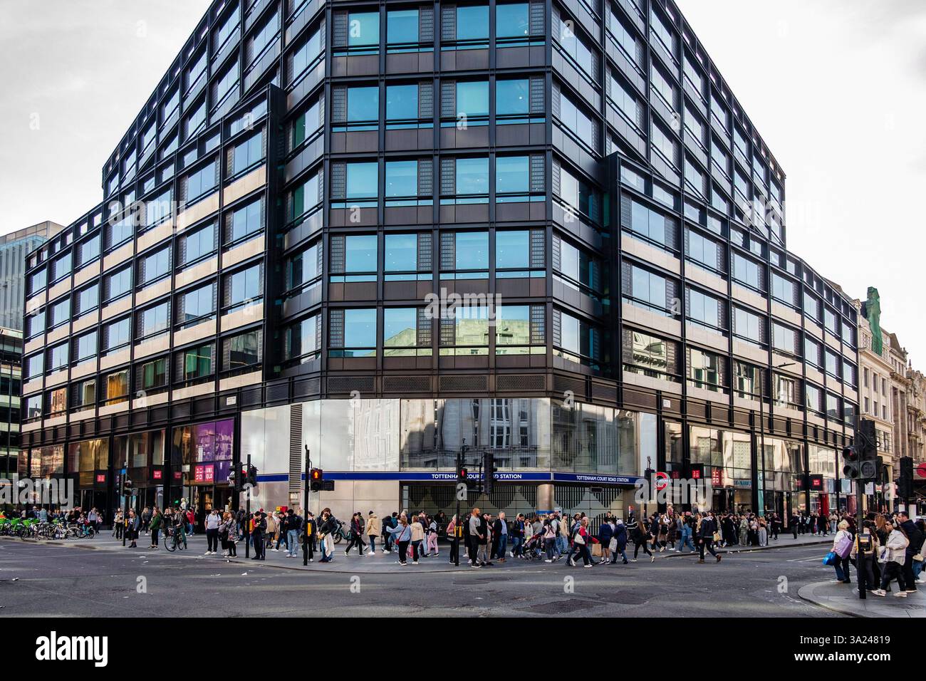 1 Soho place - 192 400 pieds carrés de bureaux et plus de 33 000 pieds carrés d'espace de vente au détail, connu sous le nom de One Oxford Street, Londres, Royaume-Uni Banque D'Images
