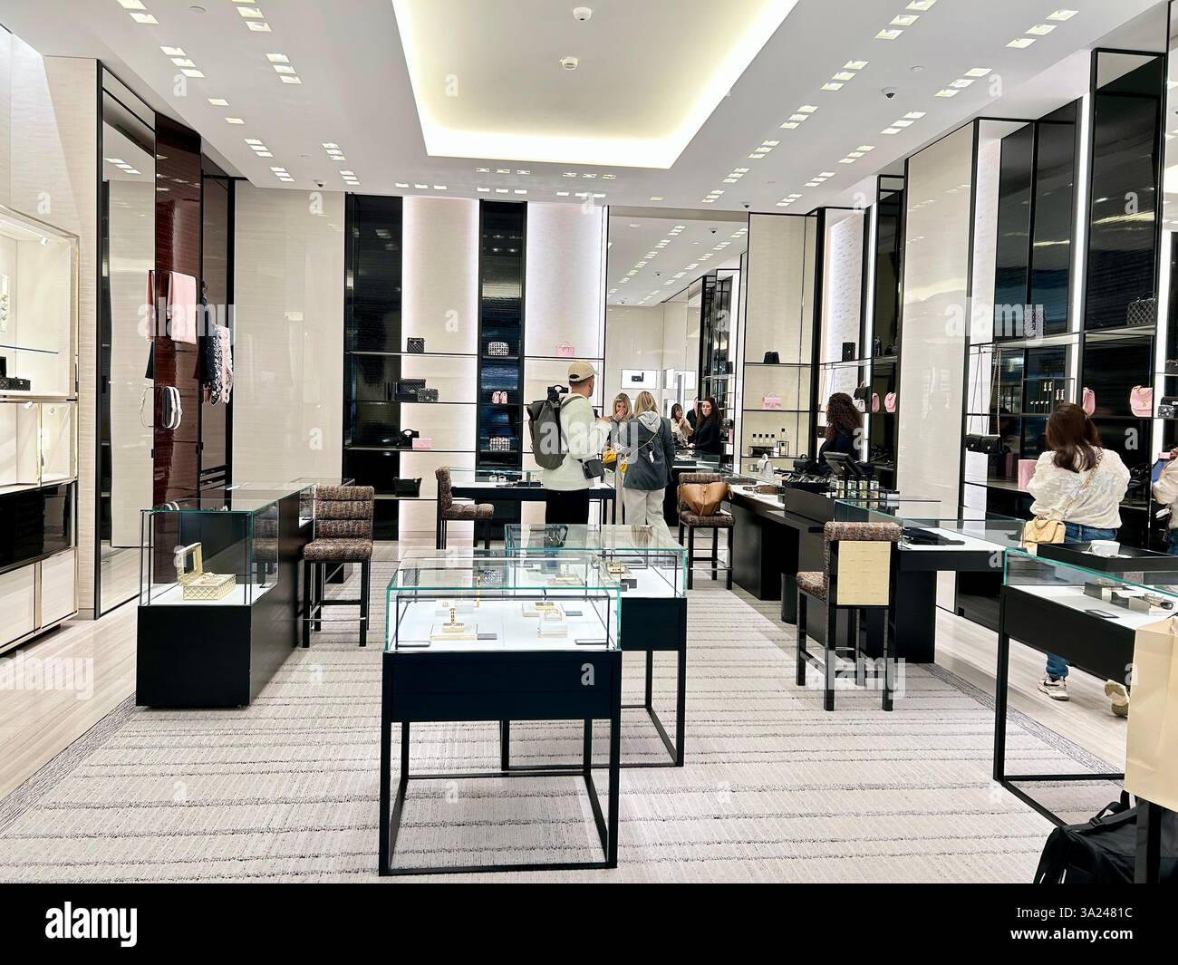 Aéroport de Roissy, Paris, France, boutiques de luxe en Centre commercial, intérieurs contemporains, affichage, bijoux Chanel - Image de stock capturée avec un smartphone