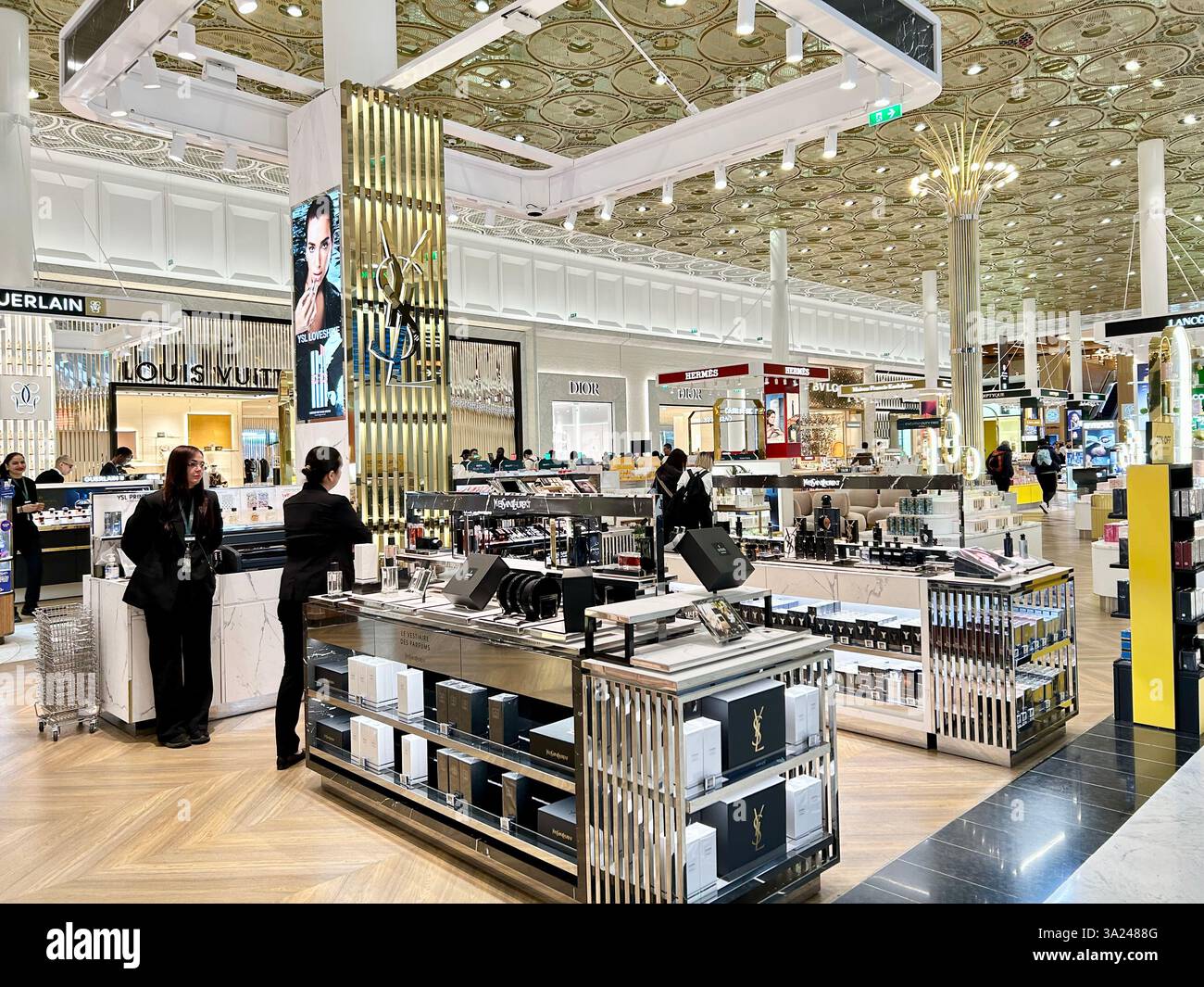 Aéroport de Roissy, Paris, France, boutiques de luxe en Centre commercial, intérieurs contemporains, magasin Yves Saint Laurent, exposition, cosmétiques, Kering - Image de stock capturée avec un smartphone