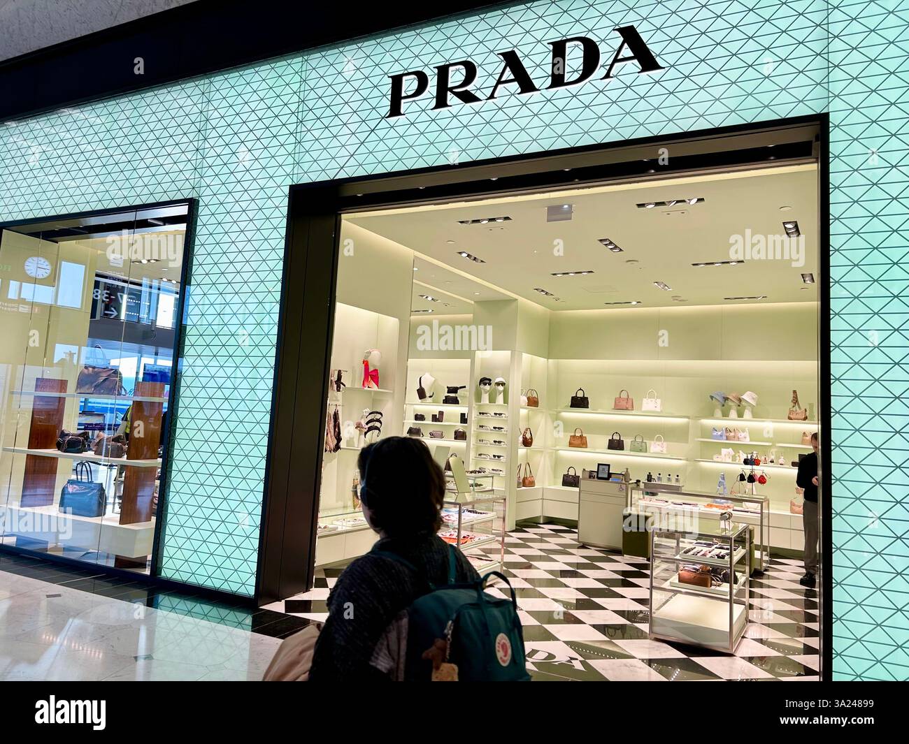 Roissy Charles de Gaulle, Aéroport, Paris, France, boutiques de luxe dans le centre commercial, marques de vêtements Prada, sacs, Front de magasin, logo, (Kering) - Image de stock capturée avec un smartphone