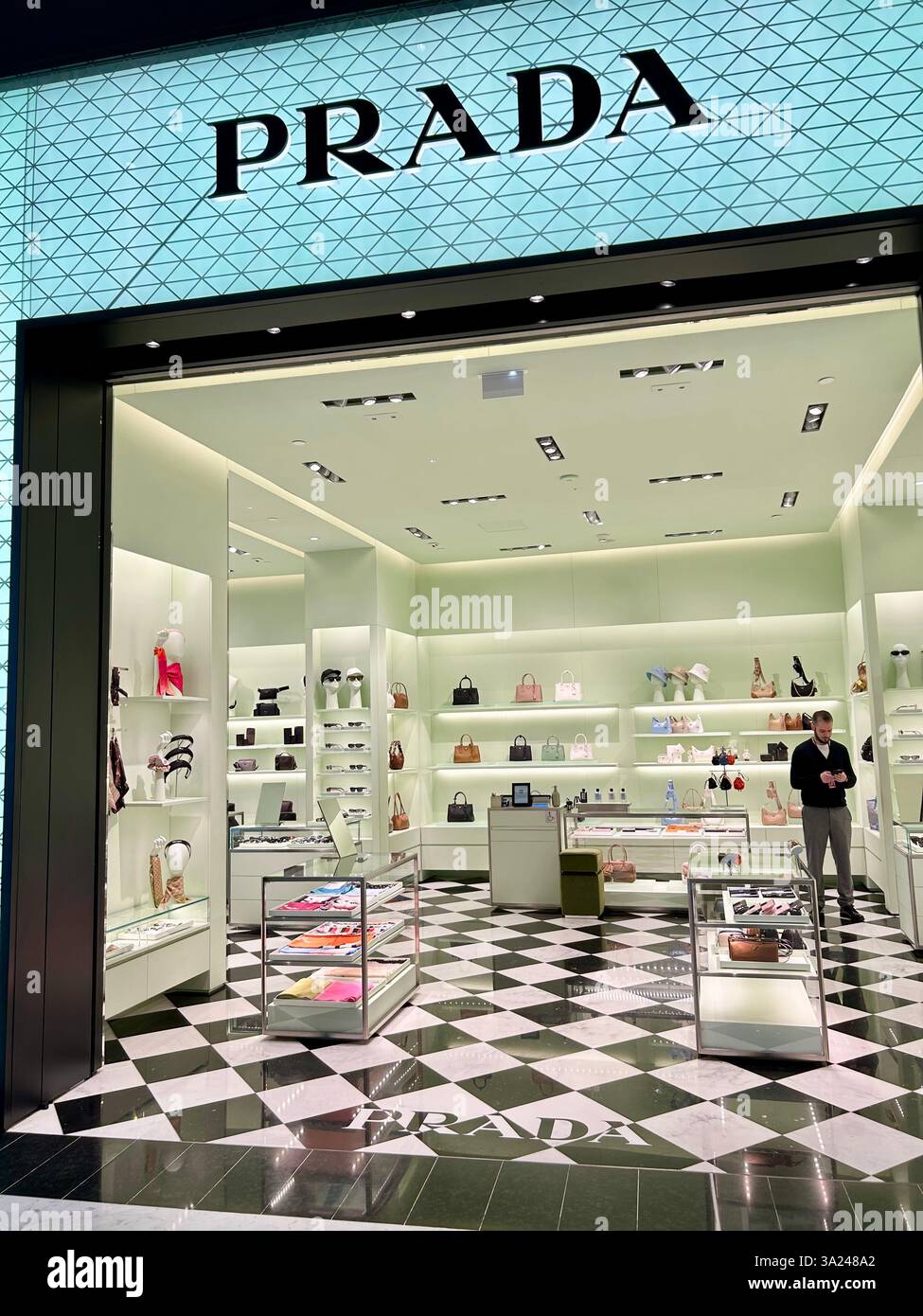 Roissy Charles de Gaulle, Aéroport, Paris, France, boutiques de luxe dans le centre commercial, marques de vêtements Prada, sacs, Front de magasin, logo, Kering - Image de stock capturée avec un smartphone