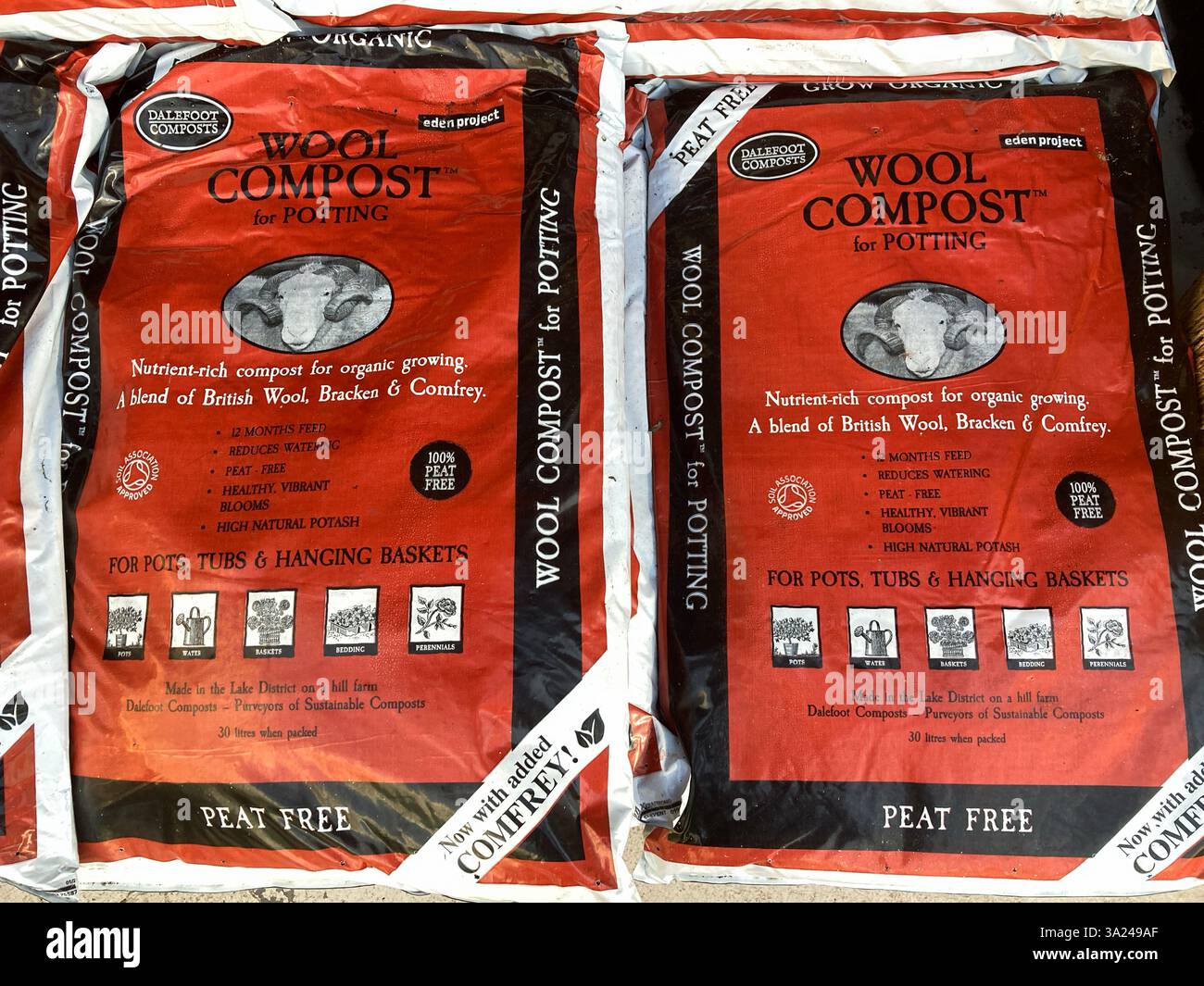 Sacs de compost de laine organique pour le rempotage - Image de stock capturée avec un smartphone