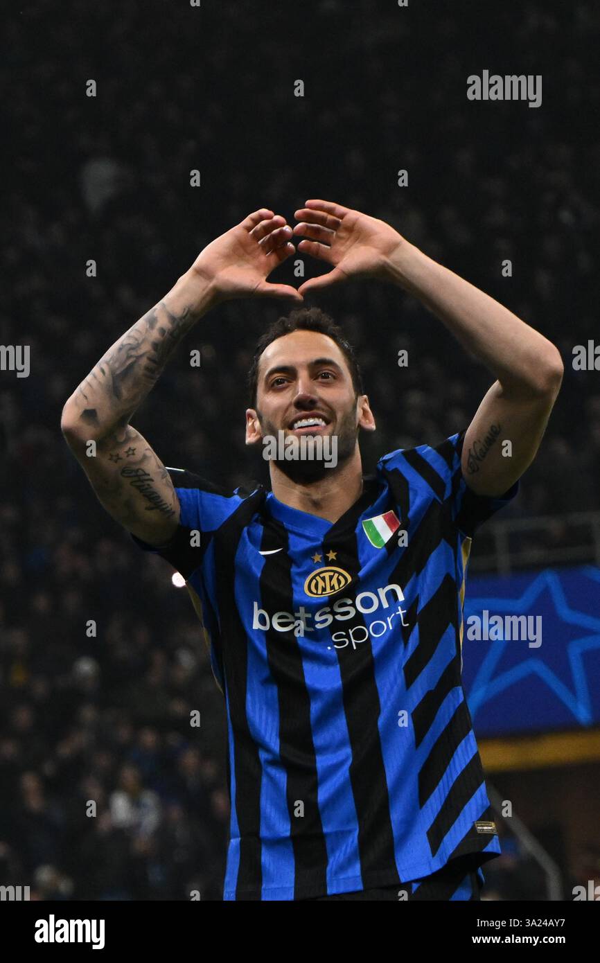 Hakan Çalhanoglu du FC Inter célébrant après un but lors de la manche de la Ligue des champions de l'UEFA du match de 16e manche entre l'Inter FC Internazionale et le Feyenoord Rotterdam, le 10 mars 2025, au stade Giuseppe Meazza San Siro Siro à Milan, Italie Banque D'Images