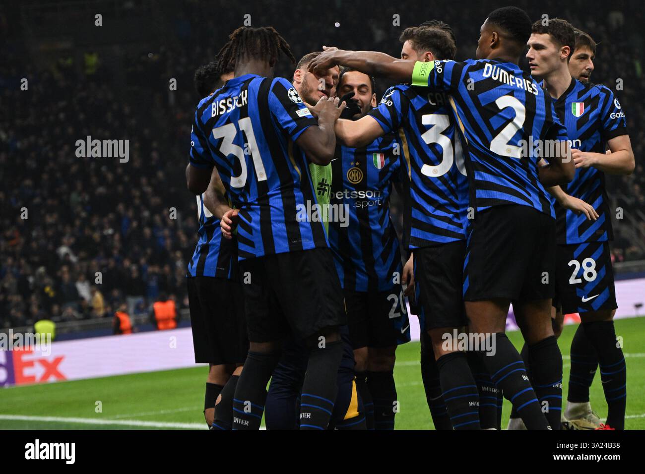 Hakan Çalhanoglu du FC Inter célébrant après un but lors de la manche de la Ligue des champions de l'UEFA du match de 16e manche entre l'Inter FC Internazionale et le Feyenoord Rotterdam, le 10 mars 2025, au stade Giuseppe Meazza San Siro Siro à Milan, Italie Banque D'Images