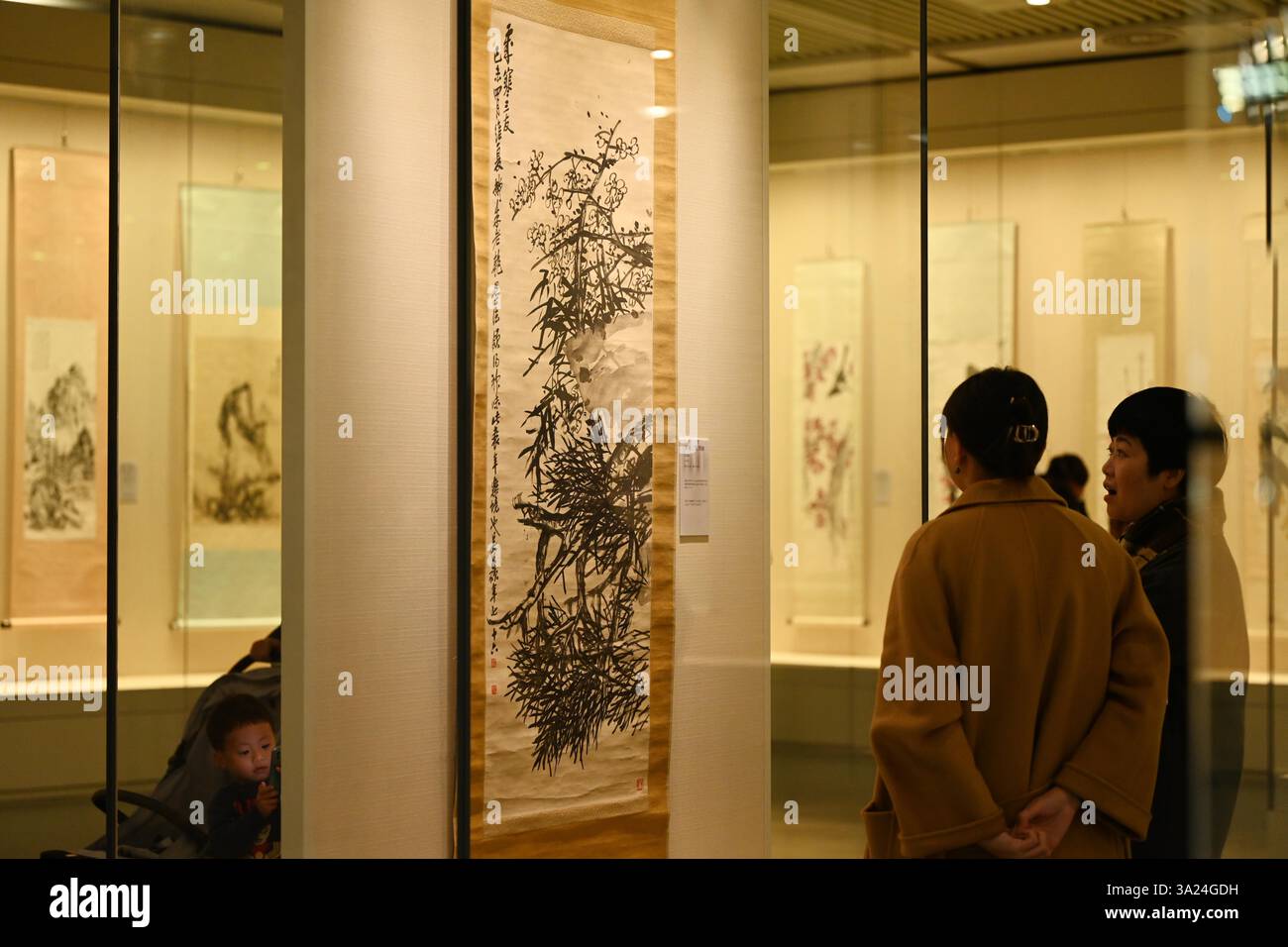 Les visiteurs regardent une exposition d'œuvres de peintres célèbres du XXe siècle à Nanning, dans la région autonome du Guangxi Zhuang, en Chine du Sud, le 11 mars 2025. Banque D'Images
