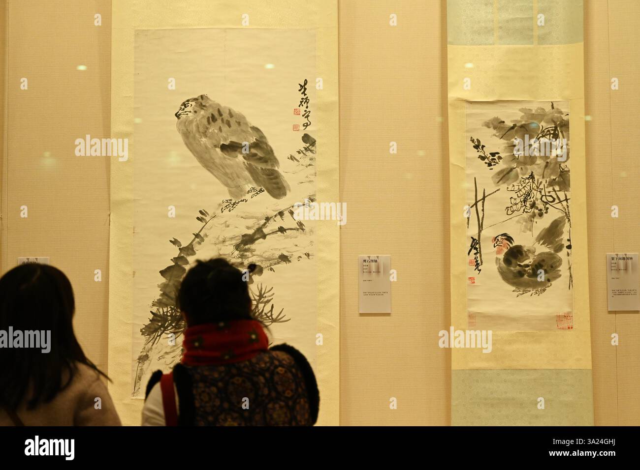 Les visiteurs regardent une exposition d'œuvres de peintres célèbres du XXe siècle à Nanning, dans la région autonome du Guangxi Zhuang, en Chine du Sud, le 11 mars 2025. Banque D'Images