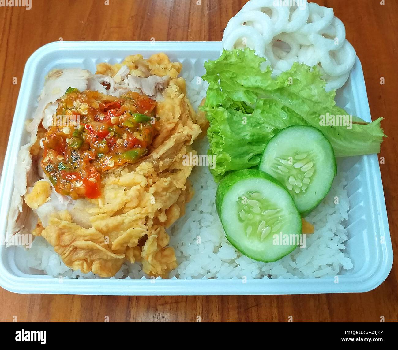 Ayam Geprek Matah indonésien ou poulet frit avec Sambal Matah. Banque D'Images