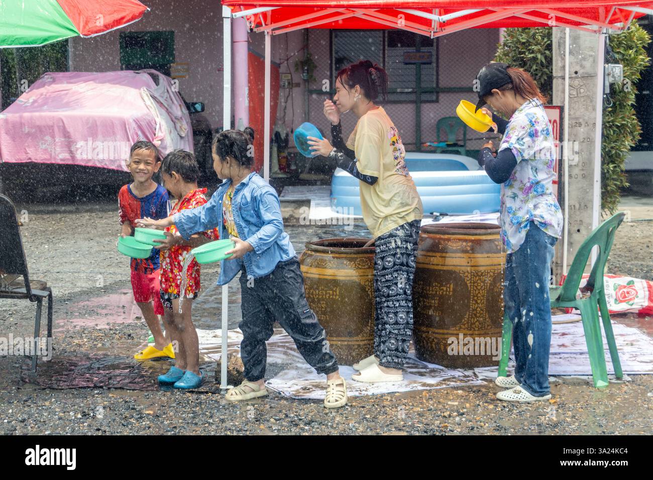 BANGKOK, THAÏLANDE, 13 avril 2024, les gens célèbrent le traditionnel festival de l'eau de Songkran Banque D'Images