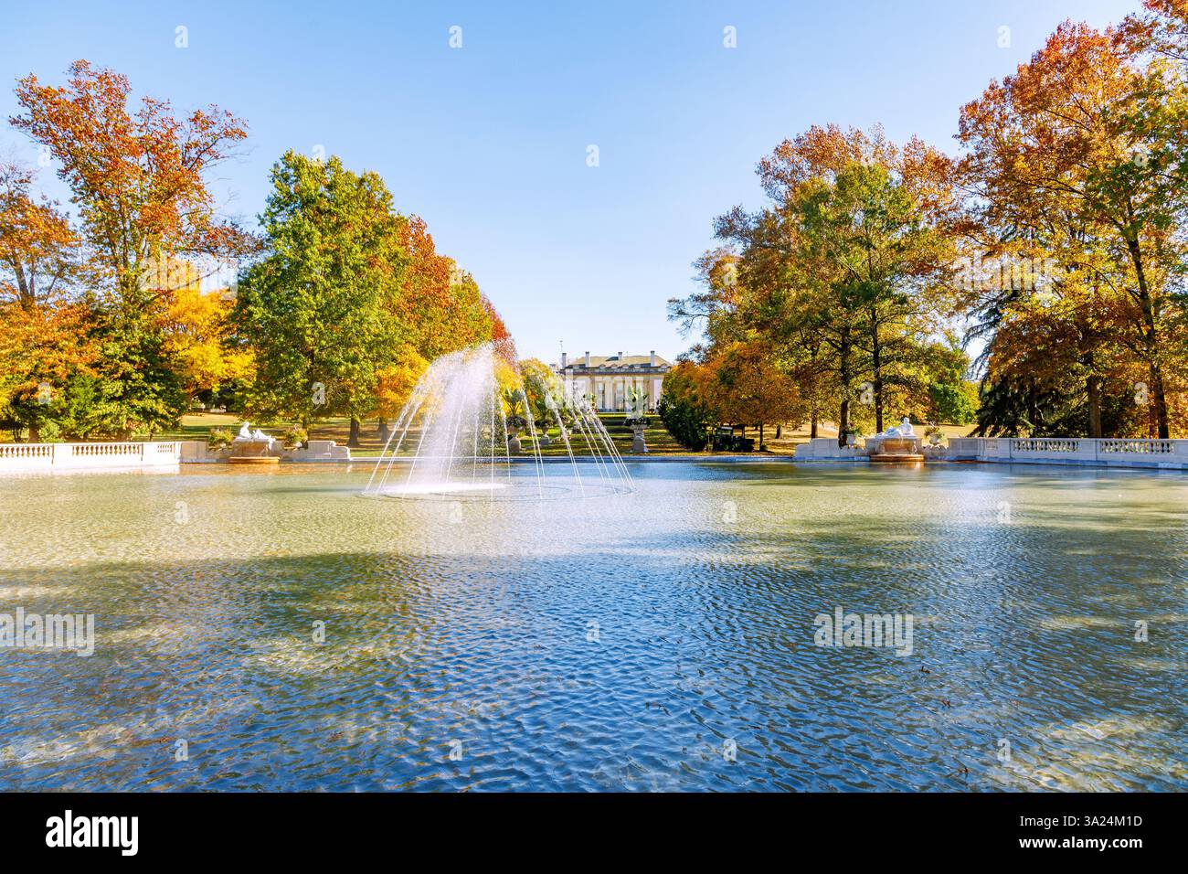 Nemours Estate avec jardins et vue sur Reflecting Pool et Nemours Mansion près de Wilmington, New Castle County Delaware, États-Unis Banque D'Images