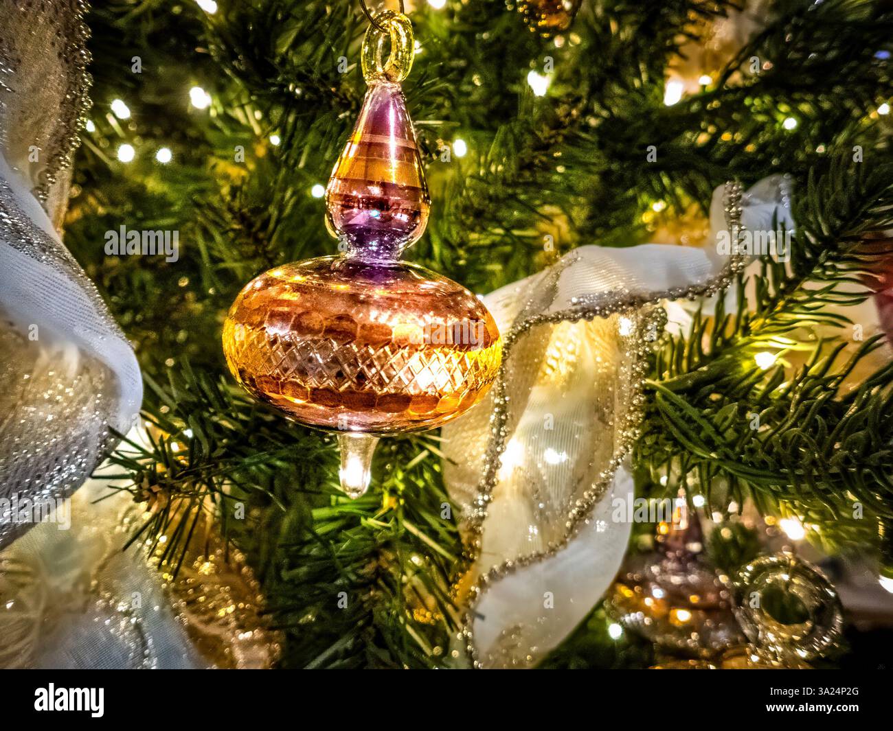 Décoration d'ornement de Noël accrochée à un arbre. Banque D'Images